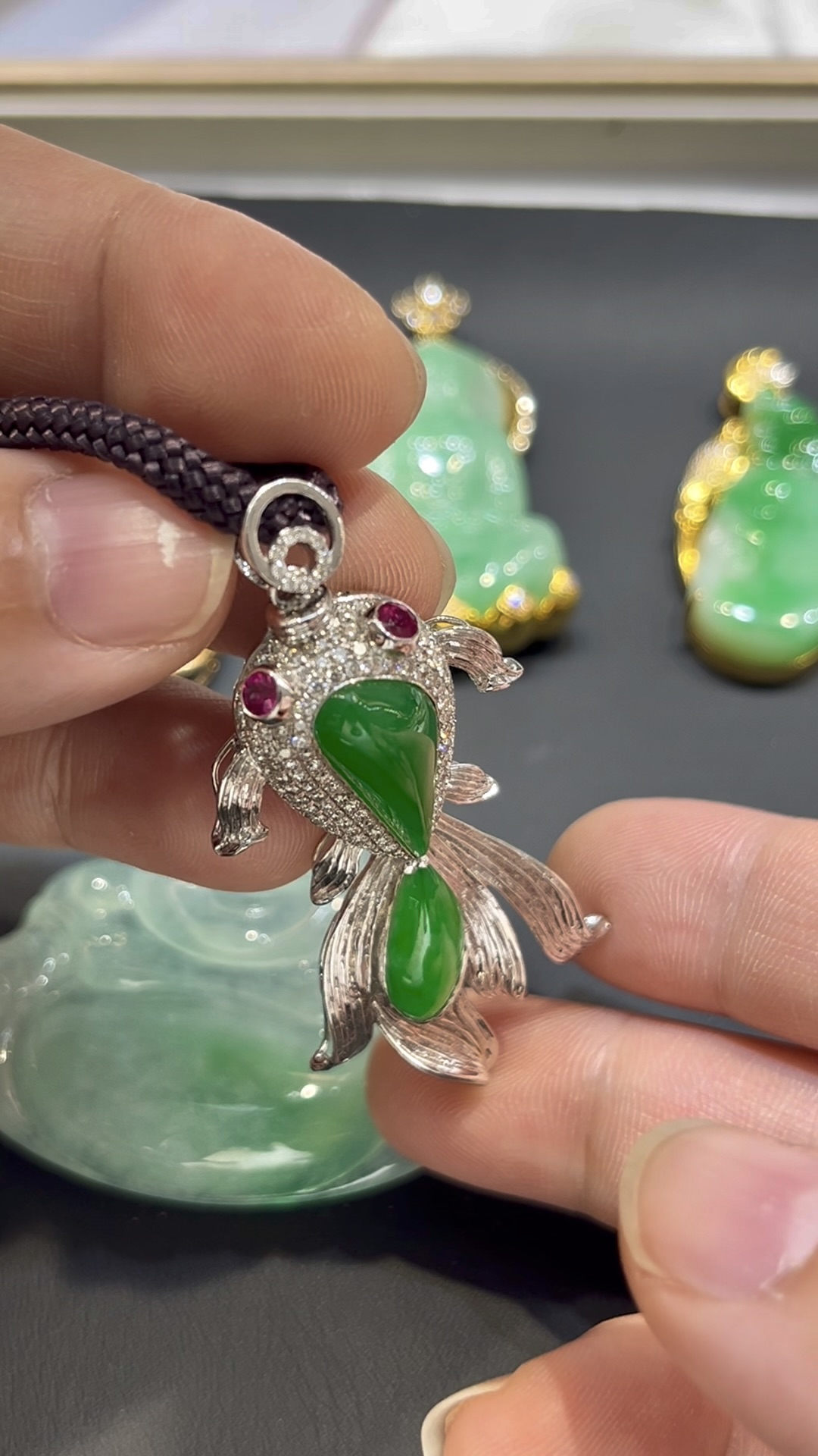翡翠金魚吊墜|隨影主石 × 18K白金重金鑲嵌 × 鑽石金魚造型 × 富貴靈動精品|翡翠推薦 #775 6 翡翠金魚吊墜|隨影主石 × 18K白金重金鑲嵌 × 鑽石金魚造型 × 富貴靈動精品|翡翠推薦 #775 - Image 6