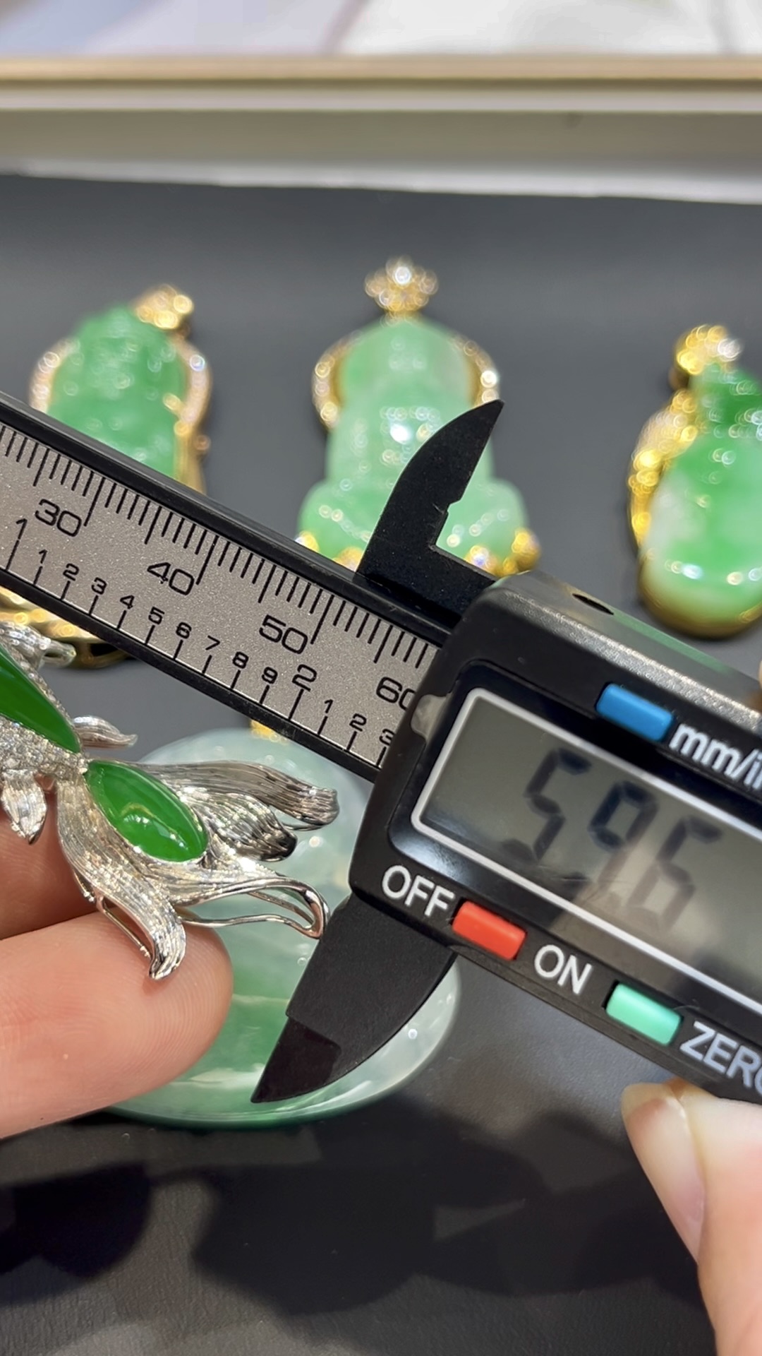 翡翠金魚吊墜|隨影主石 × 18K白金重金鑲嵌 × 鑽石金魚造型 × 富貴靈動精品|翡翠推薦 #775 7 翡翠金魚吊墜|隨影主石 × 18K白金重金鑲嵌 × 鑽石金魚造型 × 富貴靈動精品|翡翠推薦 #775 - Image 7