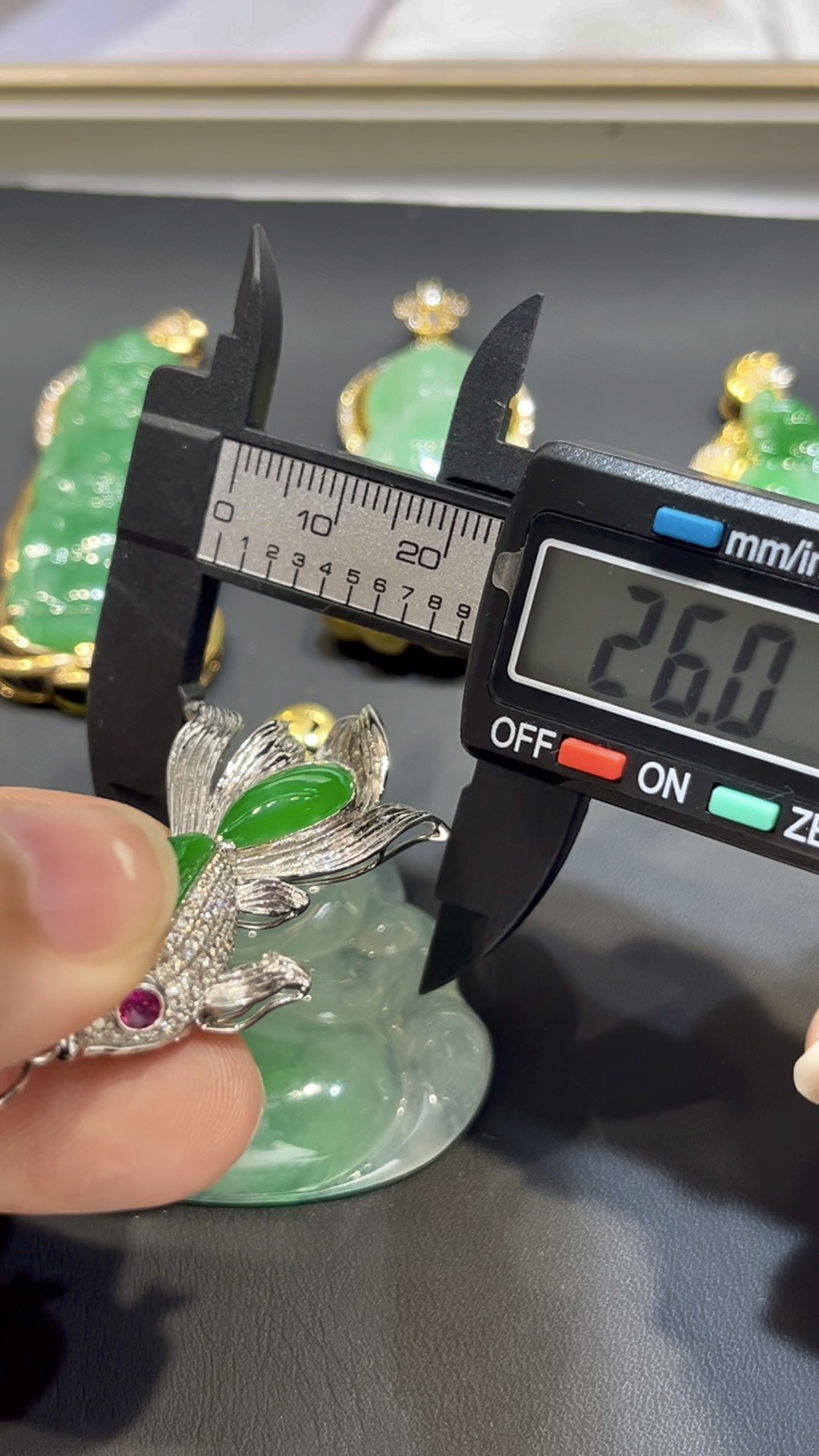 翡翠金魚吊墜|隨影主石 × 18K白金重金鑲嵌 × 鑽石金魚造型 × 富貴靈動精品|翡翠推薦 #775 9 翡翠金魚吊墜|隨影主石 × 18K白金重金鑲嵌 × 鑽石金魚造型 × 富貴靈動精品|翡翠推薦 #775 - Image 9