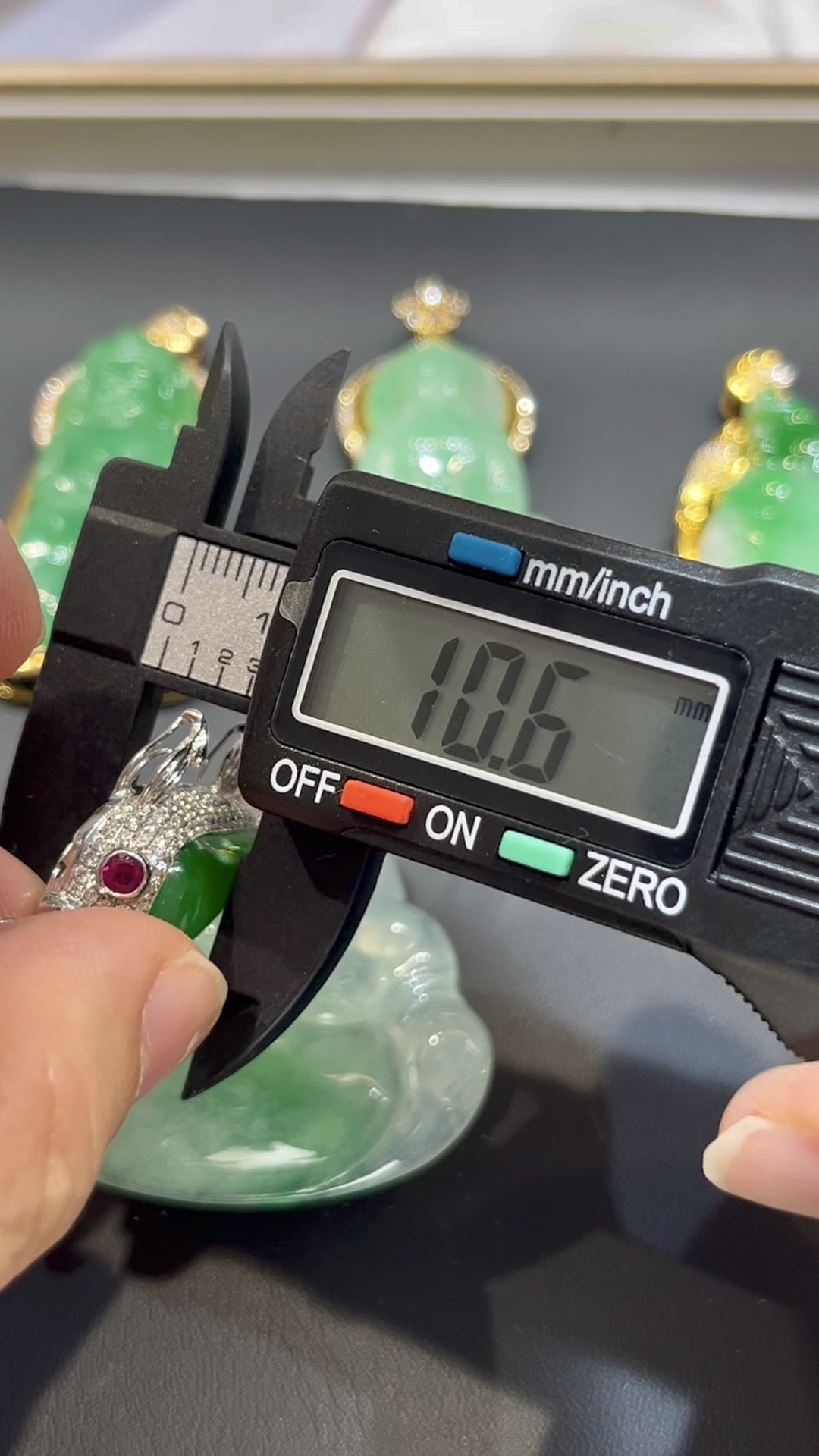 翡翠金魚吊墜|隨影主石 × 18K白金重金鑲嵌 × 鑽石金魚造型 × 富貴靈動精品|翡翠推薦 #775 8 翡翠金魚吊墜|隨影主石 × 18K白金重金鑲嵌 × 鑽石金魚造型 × 富貴靈動精品|翡翠推薦 #775 - Image 8