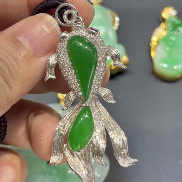 翡翠金魚吊墜｜隨影主石 × 18K白金重金鑲嵌 × 鑽石金魚造型 × 富貴靈動精品｜翡翠推薦 #775