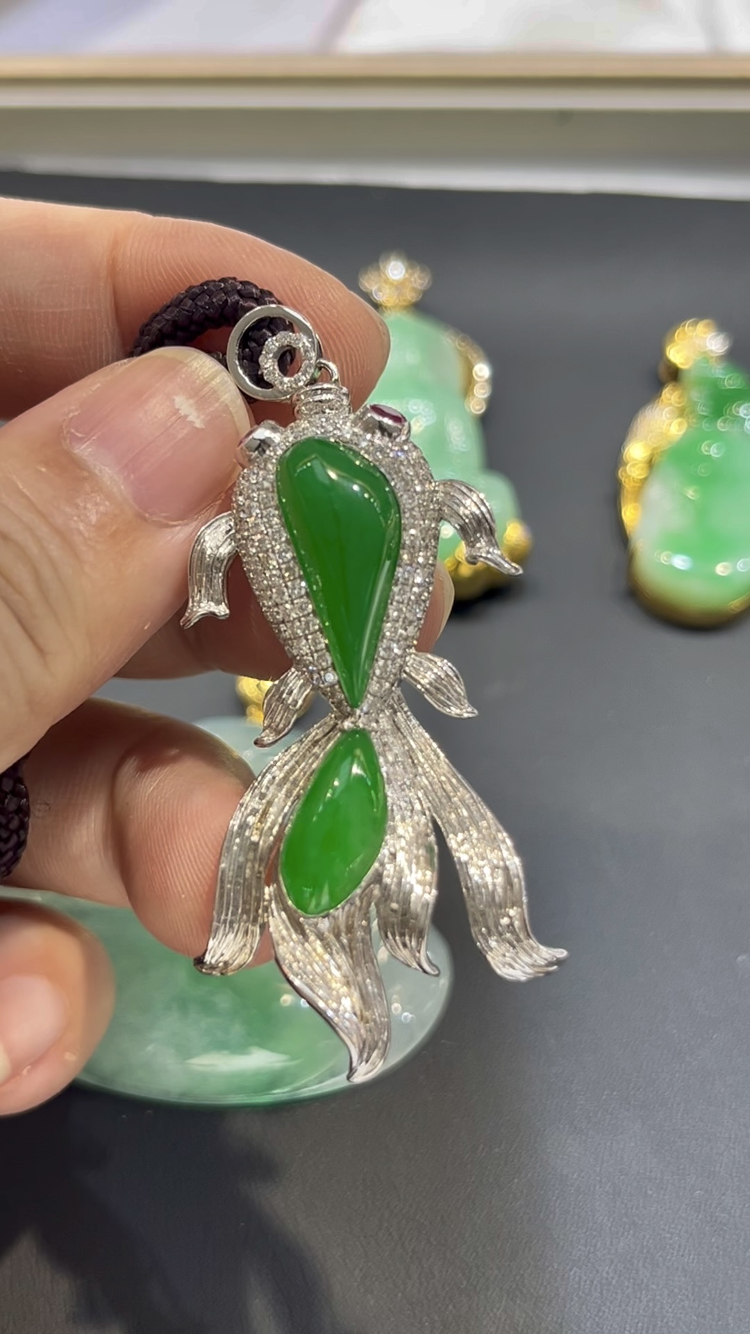 翡翠金魚吊墜|隨影主石 × 18K白金重金鑲嵌 × 鑽石金魚造型 × 富貴靈動精品|翡翠推薦 #775 1 翡翠金魚吊墜|隨影主石 × 18K白金重金鑲嵌 × 鑽石金魚造型 × 富貴靈動精品|翡翠推薦 #775