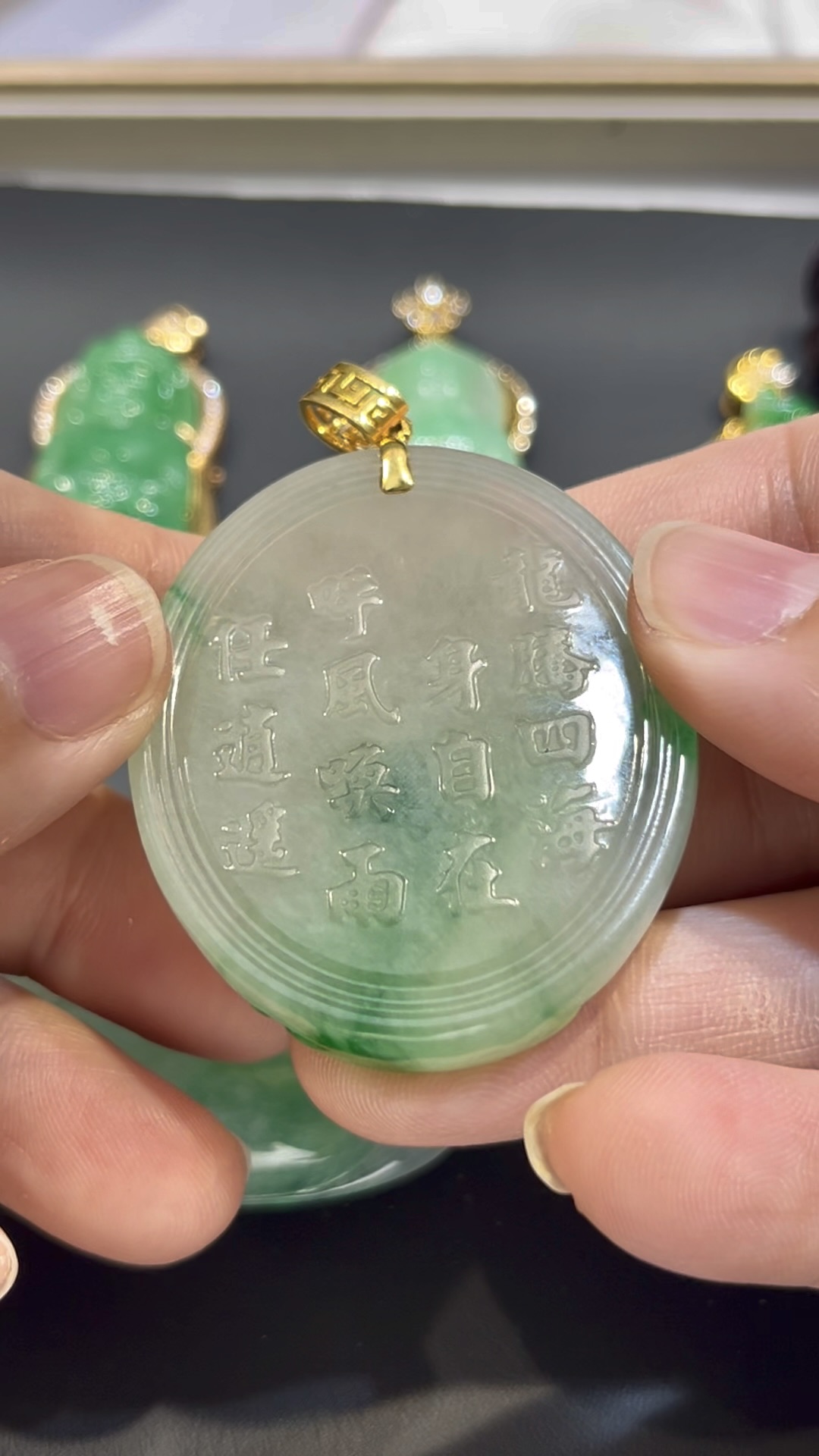 翡翠龍牌吊墜| 龍吐珠造型 × 陽綠點綴 × 18K黃金鑲嵌 × 詩韻典藏|翡翠推薦 #776 5 翡翠龍牌吊墜| 龍吐珠造型 × 陽綠點綴 × 18K黃金鑲嵌 × 詩韻典藏|翡翠推薦 #776 - Image 5