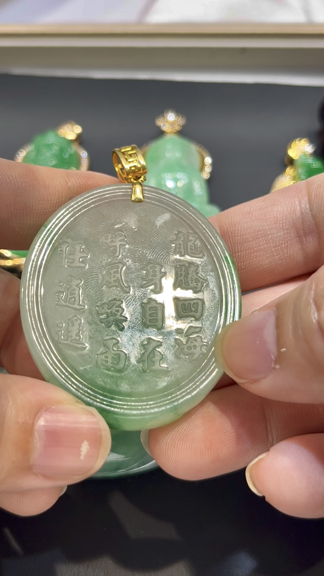 翡翠龍牌吊墜| 龍吐珠造型 × 陽綠點綴 × 18K黃金鑲嵌 × 詩韻典藏|翡翠推薦 #776 6 翡翠龍牌吊墜| 龍吐珠造型 × 陽綠點綴 × 18K黃金鑲嵌 × 詩韻典藏|翡翠推薦 #776 - Image 6