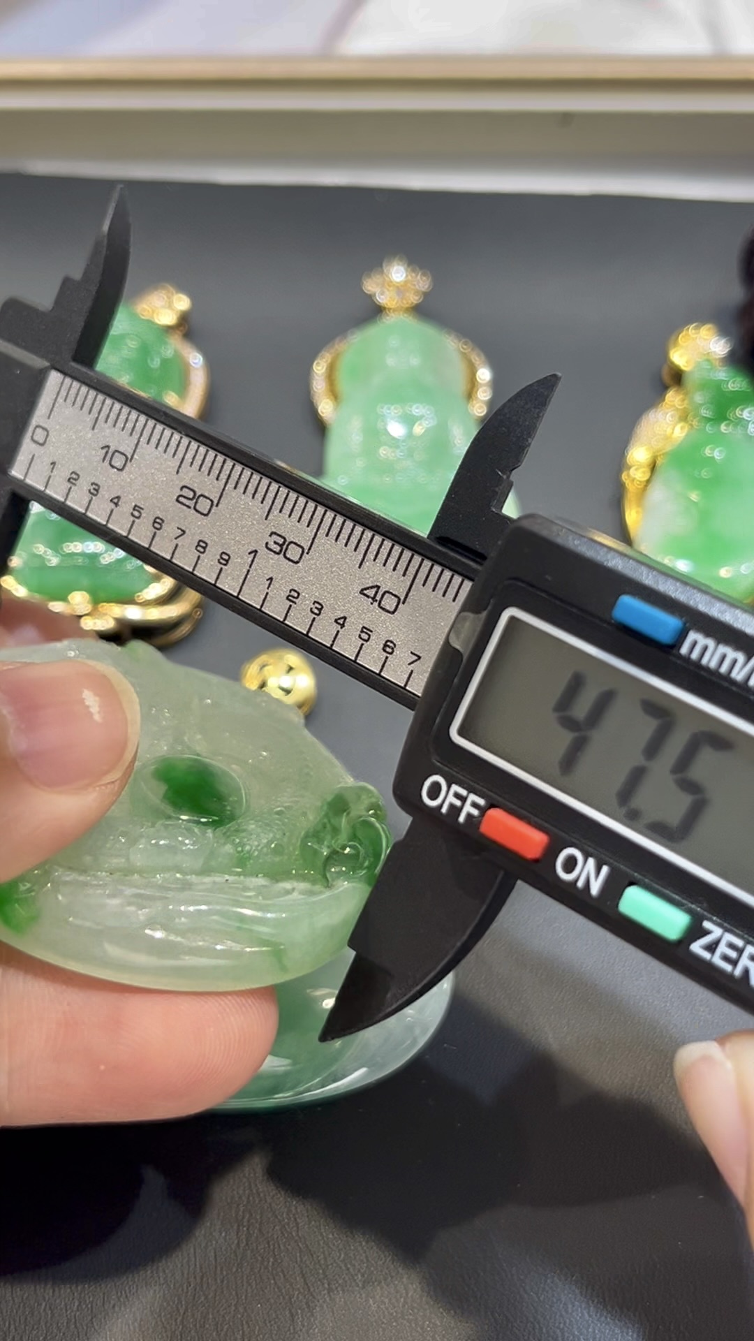 翡翠龍牌吊墜| 龍吐珠造型 × 陽綠點綴 × 18K黃金鑲嵌 × 詩韻典藏|翡翠推薦 #776 7 翡翠龍牌吊墜| 龍吐珠造型 × 陽綠點綴 × 18K黃金鑲嵌 × 詩韻典藏|翡翠推薦 #776 - Image 7