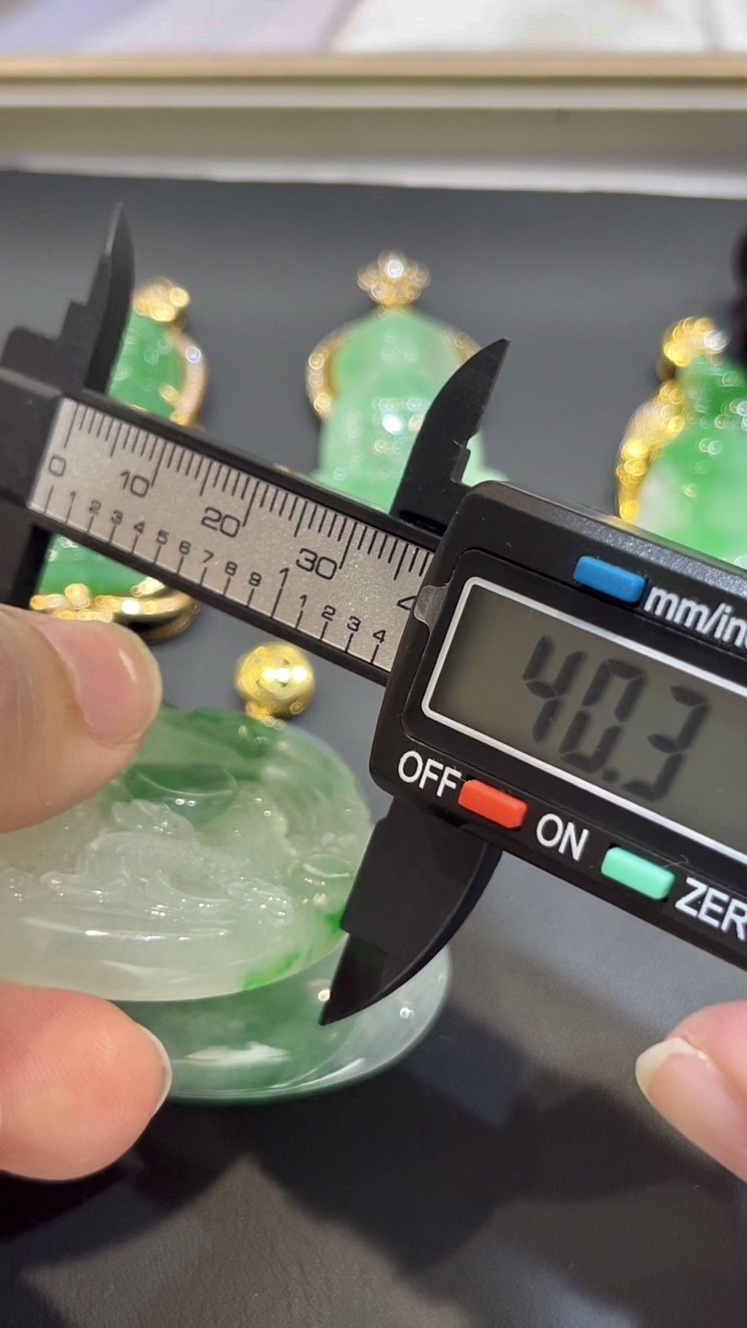 翡翠龍牌吊墜| 龍吐珠造型 × 陽綠點綴 × 18K黃金鑲嵌 × 詩韻典藏|翡翠推薦 #776 8 翡翠龍牌吊墜| 龍吐珠造型 × 陽綠點綴 × 18K黃金鑲嵌 × 詩韻典藏|翡翠推薦 #776 - Image 8