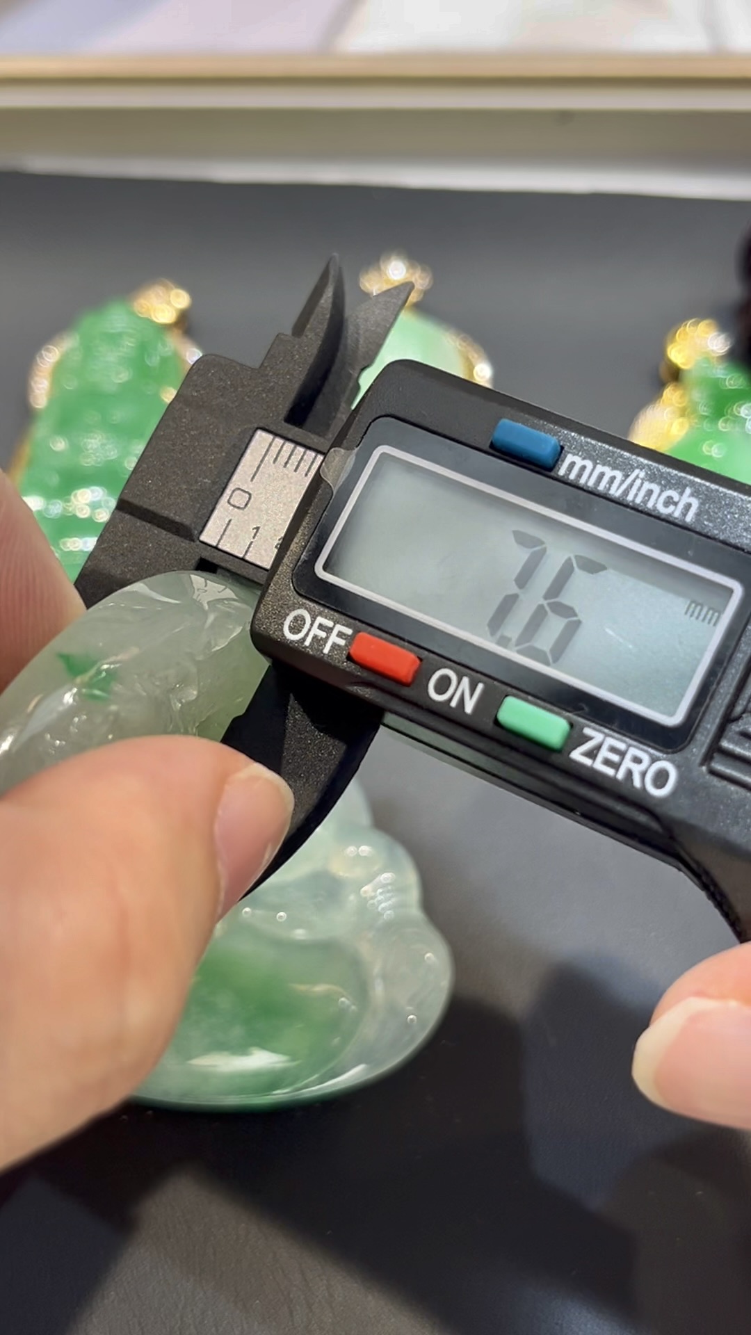 翡翠龍牌吊墜| 龍吐珠造型 × 陽綠點綴 × 18K黃金鑲嵌 × 詩韻典藏|翡翠推薦 #776 9 翡翠龍牌吊墜| 龍吐珠造型 × 陽綠點綴 × 18K黃金鑲嵌 × 詩韻典藏|翡翠推薦 #776 - Image 9