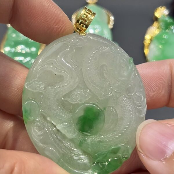 翡翠龍牌吊墜｜ 龍吐珠造型 × 陽綠點綴 × 18K黃金鑲嵌 × 詩韻典藏｜翡翠推薦 #776