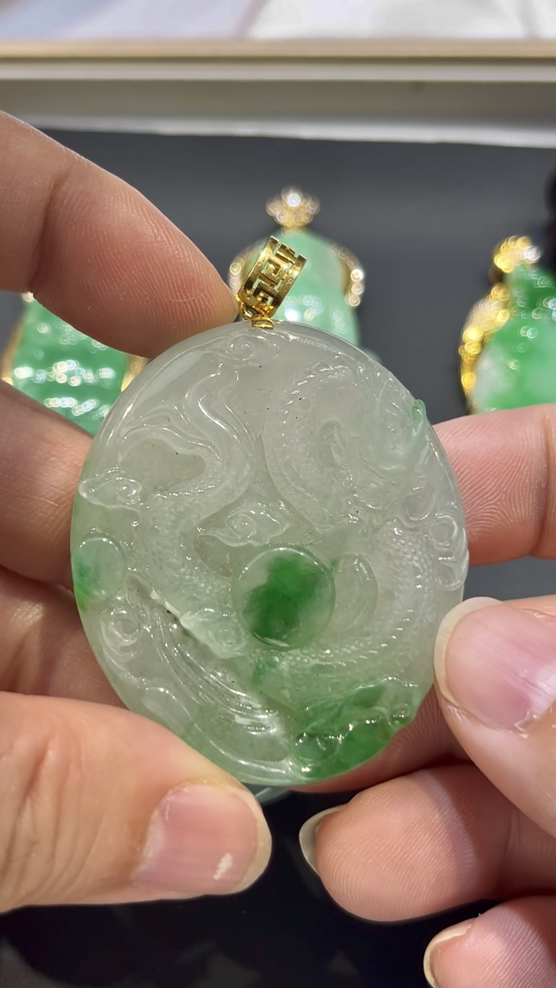 翡翠龍牌吊墜| 龍吐珠造型 × 陽綠點綴 × 18K黃金鑲嵌 × 詩韻典藏|翡翠推薦 #776 1 翡翠龍牌吊墜| 龍吐珠造型 × 陽綠點綴 × 18K黃金鑲嵌 × 詩韻典藏|翡翠推薦 #776