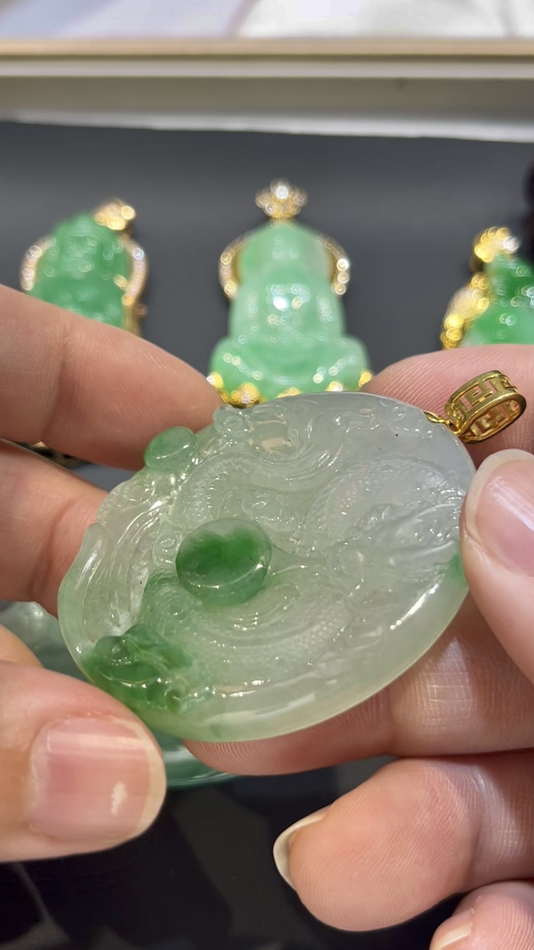 翡翠龍牌吊墜| 龍吐珠造型 × 陽綠點綴 × 18K黃金鑲嵌 × 詩韻典藏|翡翠推薦 #776 3 翡翠龍牌吊墜| 龍吐珠造型 × 陽綠點綴 × 18K黃金鑲嵌 × 詩韻典藏|翡翠推薦 #776 - Image 3