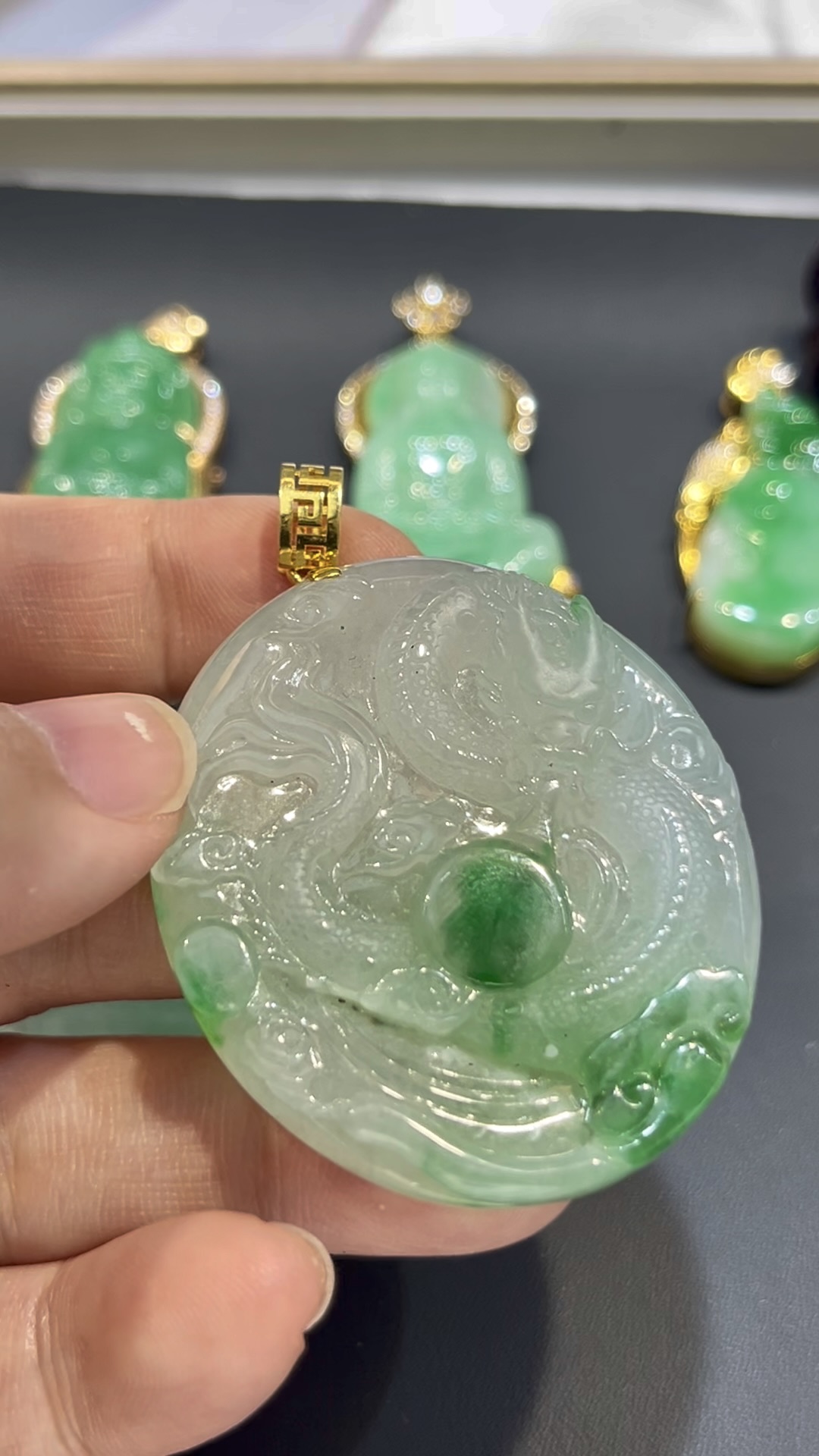 翡翠龍牌吊墜| 龍吐珠造型 × 陽綠點綴 × 18K黃金鑲嵌 × 詩韻典藏|翡翠推薦 #776 4 翡翠龍牌吊墜| 龍吐珠造型 × 陽綠點綴 × 18K黃金鑲嵌 × 詩韻典藏|翡翠推薦 #776 - Image 4