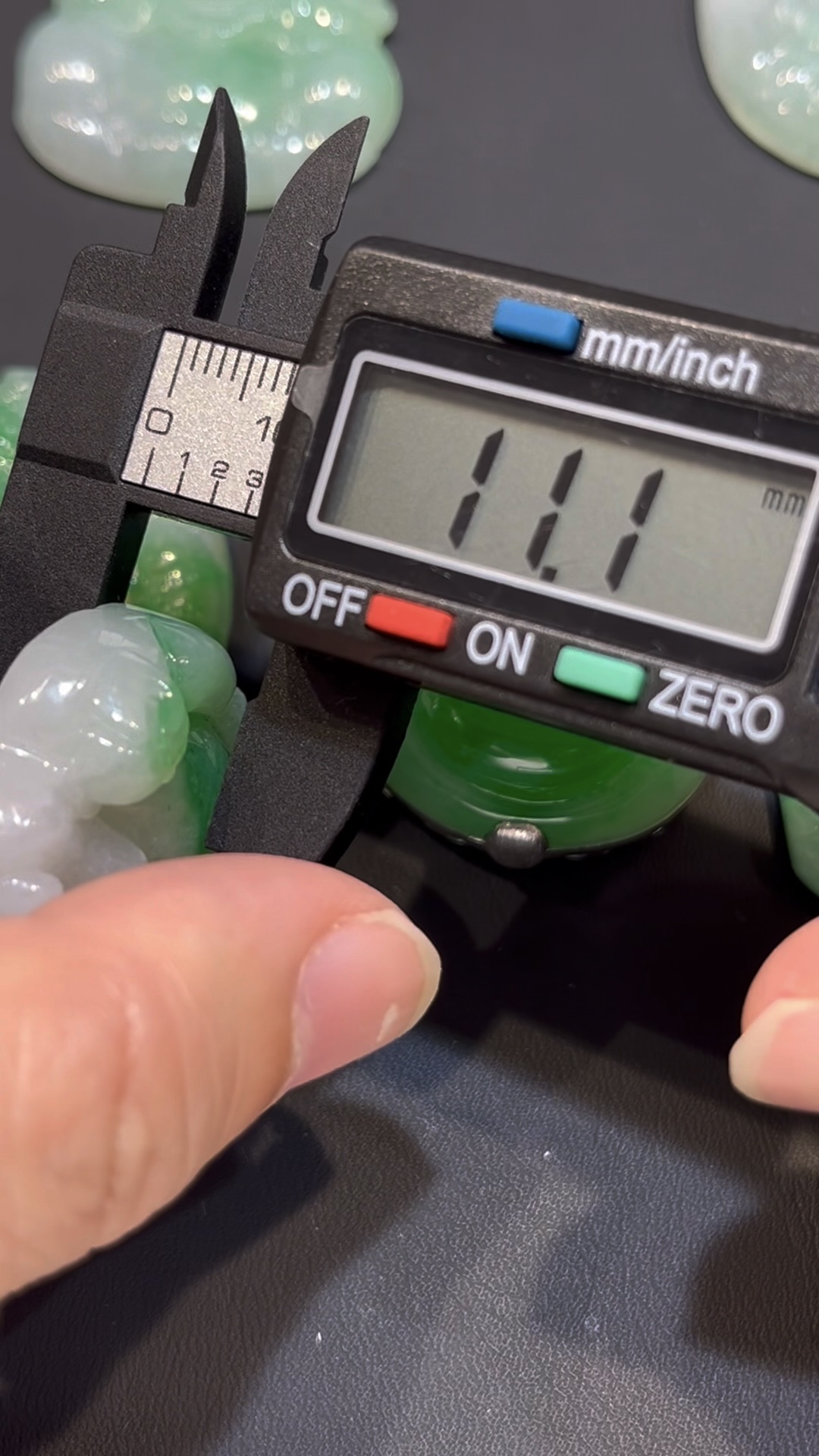 翡翠佛公吊墜| 一抹翠綠 × 盤腿持珠造型 × 大器守護精品|翡翠推薦 #778 9 翡翠佛公吊墜| 一抹翠綠 × 盤腿持珠造型 × 大器守護精品|翡翠推薦 #778 - Image 9