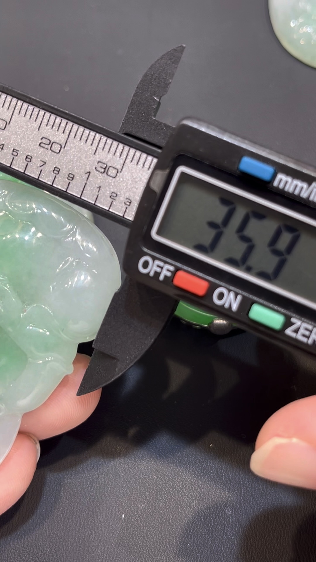 翡翠觀音吊墜|老坑玉料 × 官印造型 × 男士守護 × 大器觀音 × 仕途寓意精品|翡翠推薦 #779 9 翡翠觀音吊墜|老坑玉料 × 官印造型 × 男士守護 × 大器觀音 × 仕途寓意精品|翡翠推薦 #779 - Image 9