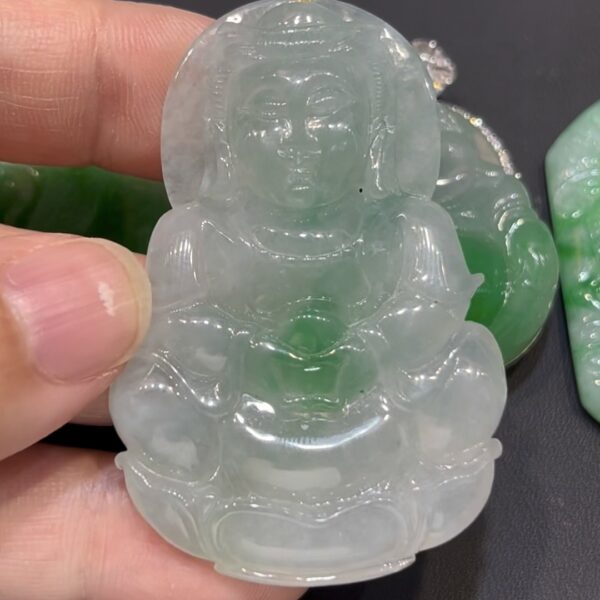 翡翠觀音吊墜｜冰透玉料 × 綠色如意寶珠 × 18K黃金扣鑲嵌 × 靈動守護精品｜翡翠推薦 #781