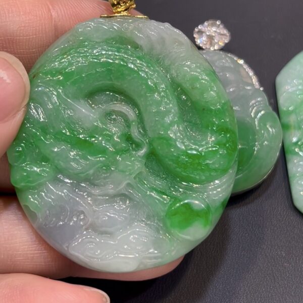 翡翠龍牌吊墜｜陽綠玉料 × 龍形雕刻 × 18K黃金扣鑲嵌 × 男士氣場首選｜翡翠推薦 #782