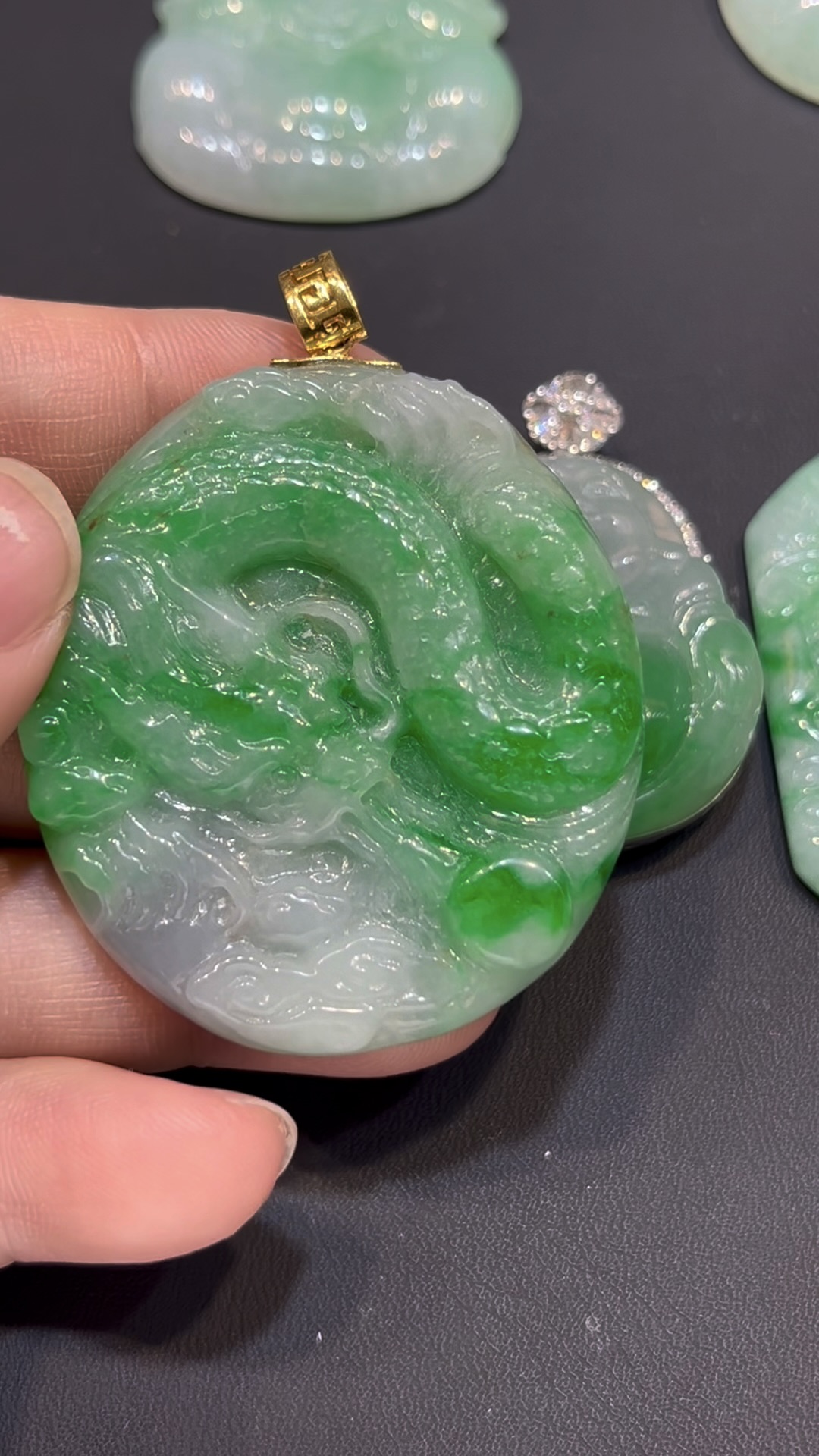 翡翠龍牌吊墜|陽綠玉料 × 龍形雕刻 × 18K黃金扣鑲嵌 × 男士氣場首選|翡翠推薦 #782 1 翡翠龍牌吊墜|陽綠玉料 × 龍形雕刻 × 18K黃金扣鑲嵌 × 男士氣場首選|翡翠推薦 #782