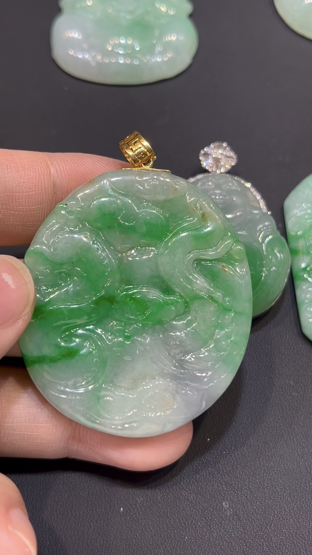 翡翠龍牌吊墜|陽綠玉料 × 龍形雕刻 × 18K黃金扣鑲嵌 × 男士氣場首選|翡翠推薦 #782 2 翡翠龍牌吊墜|陽綠玉料 × 龍形雕刻 × 18K黃金扣鑲嵌 × 男士氣場首選|翡翠推薦 #782 - Image 2