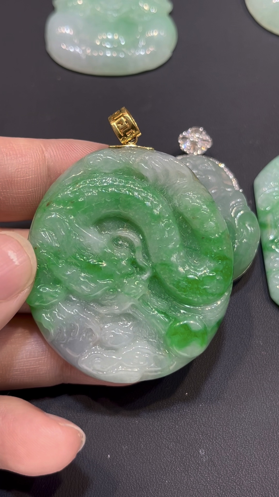 翡翠龍牌吊墜|陽綠玉料 × 龍形雕刻 × 18K黃金扣鑲嵌 × 男士氣場首選|翡翠推薦 #782 3 翡翠龍牌吊墜|陽綠玉料 × 龍形雕刻 × 18K黃金扣鑲嵌 × 男士氣場首選|翡翠推薦 #782 - Image 3