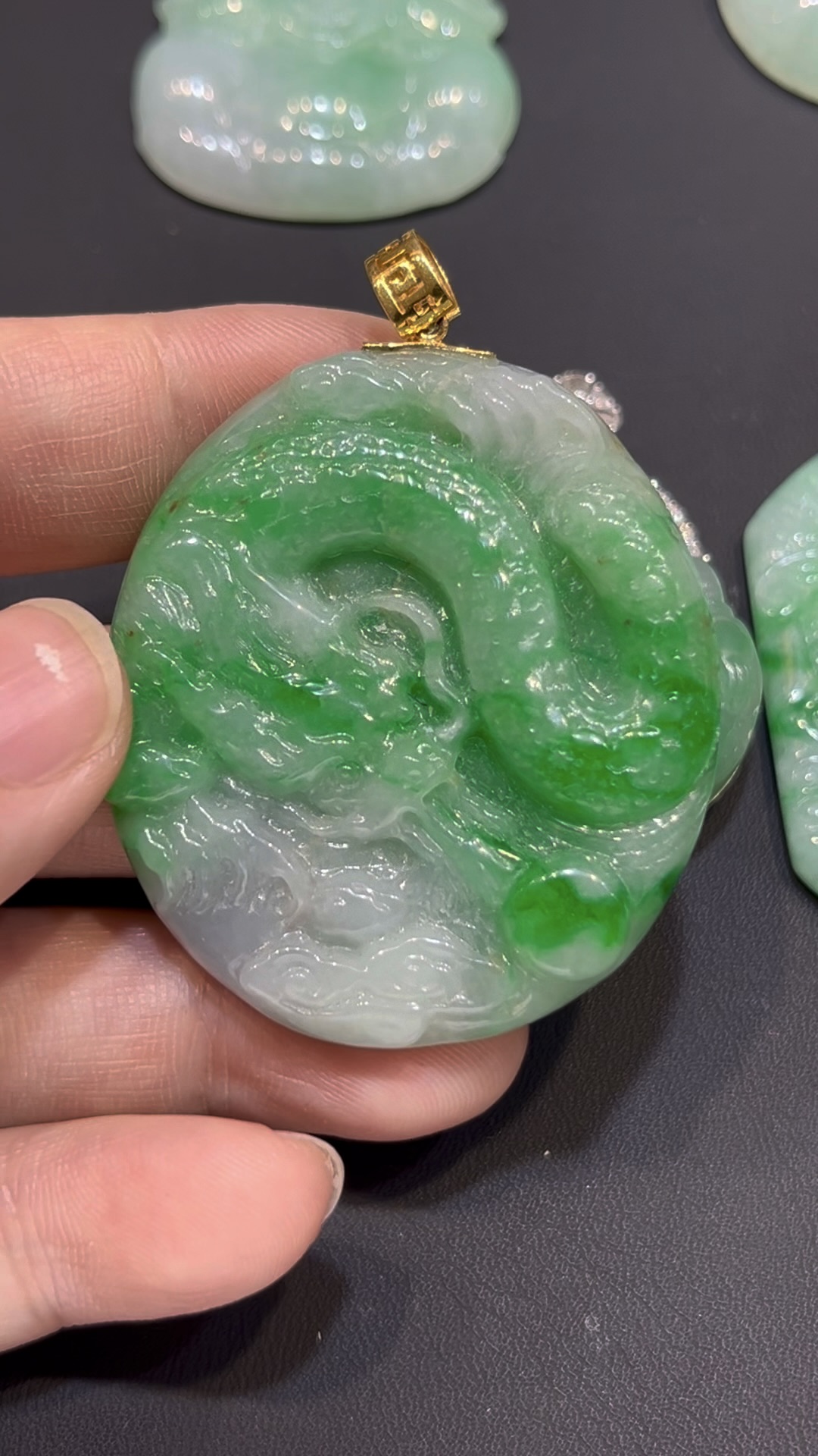 翡翠龍牌吊墜|陽綠玉料 × 龍形雕刻 × 18K黃金扣鑲嵌 × 男士氣場首選|翡翠推薦 #782 4 翡翠龍牌吊墜|陽綠玉料 × 龍形雕刻 × 18K黃金扣鑲嵌 × 男士氣場首選|翡翠推薦 #782 - Image 4