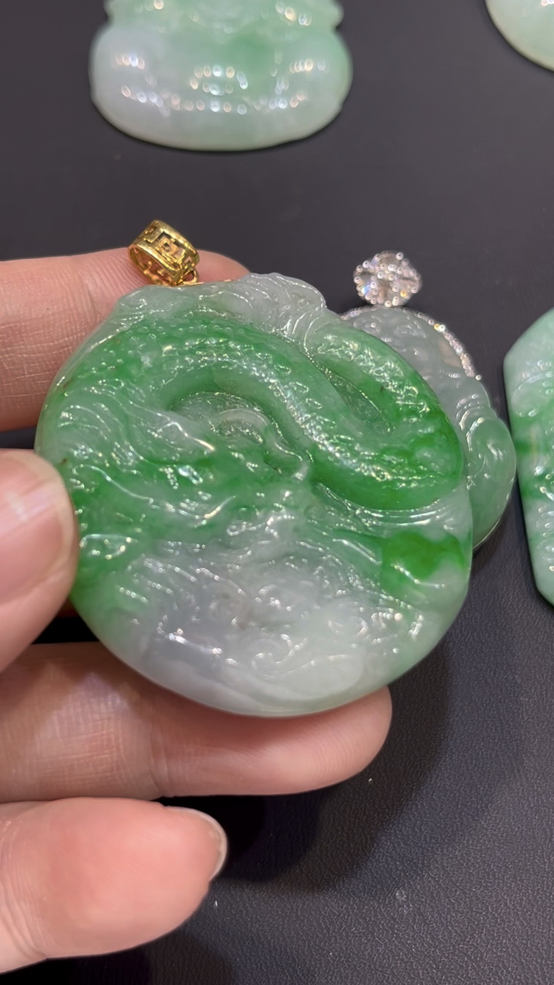 翡翠龍牌吊墜|陽綠玉料 × 龍形雕刻 × 18K黃金扣鑲嵌 × 男士氣場首選|翡翠推薦 #782 5 翡翠龍牌吊墜|陽綠玉料 × 龍形雕刻 × 18K黃金扣鑲嵌 × 男士氣場首選|翡翠推薦 #782 - Image 5