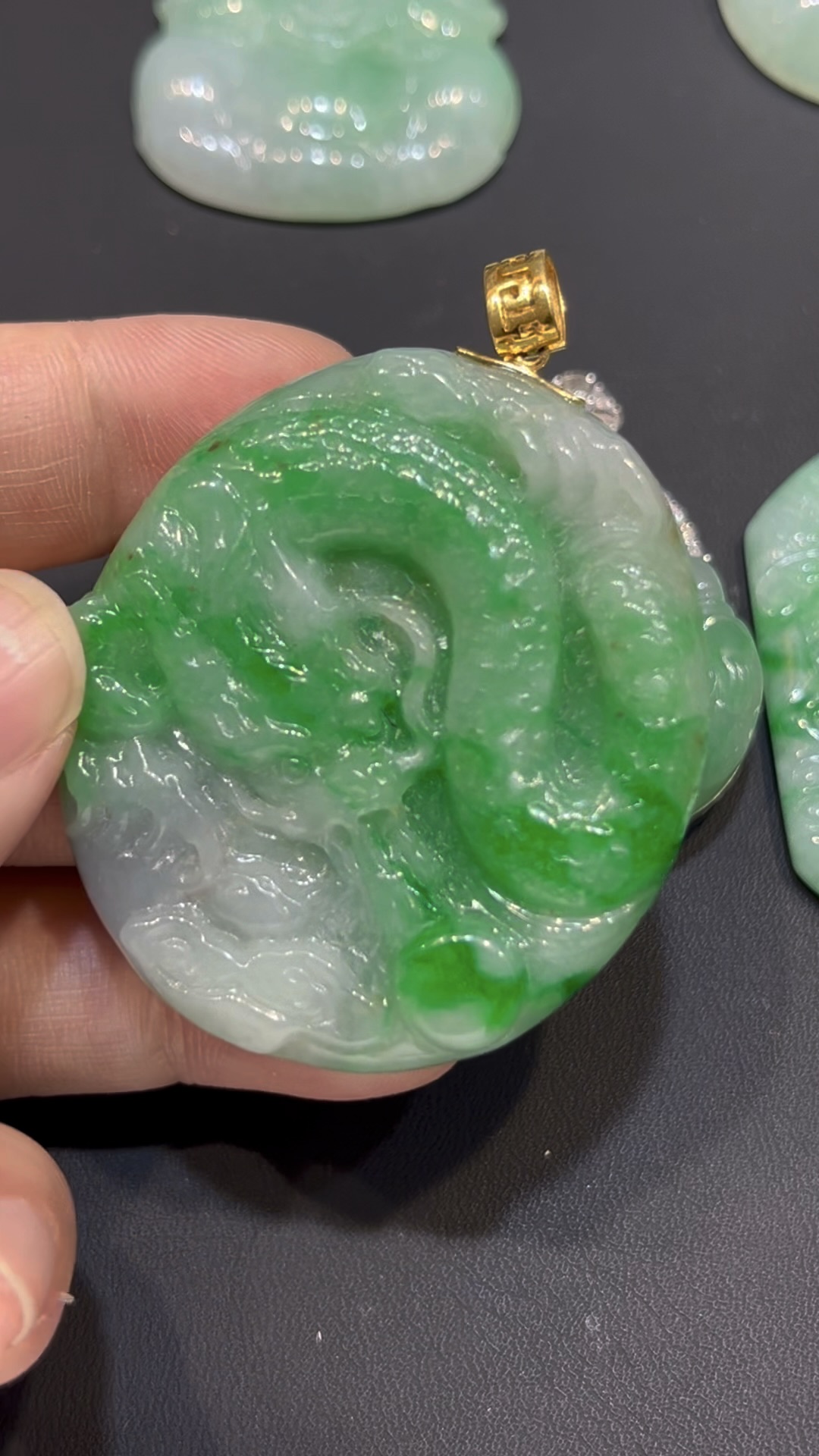 翡翠龍牌吊墜|陽綠玉料 × 龍形雕刻 × 18K黃金扣鑲嵌 × 男士氣場首選|翡翠推薦 #782 6 翡翠龍牌吊墜|陽綠玉料 × 龍形雕刻 × 18K黃金扣鑲嵌 × 男士氣場首選|翡翠推薦 #782 - Image 6