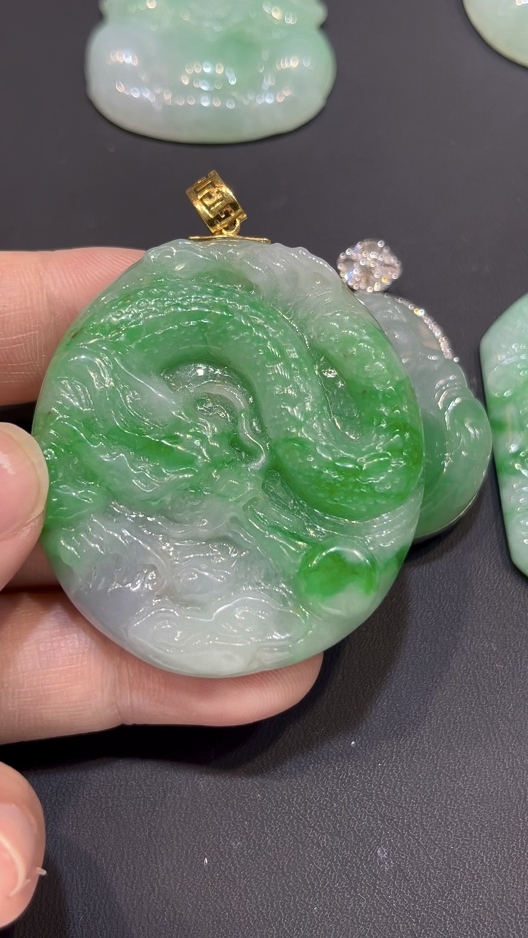 翡翠龍牌吊墜|陽綠玉料 × 龍形雕刻 × 18K黃金扣鑲嵌 × 男士氣場首選|翡翠推薦 #782 7 翡翠龍牌吊墜|陽綠玉料 × 龍形雕刻 × 18K黃金扣鑲嵌 × 男士氣場首選|翡翠推薦 #782 - Image 7