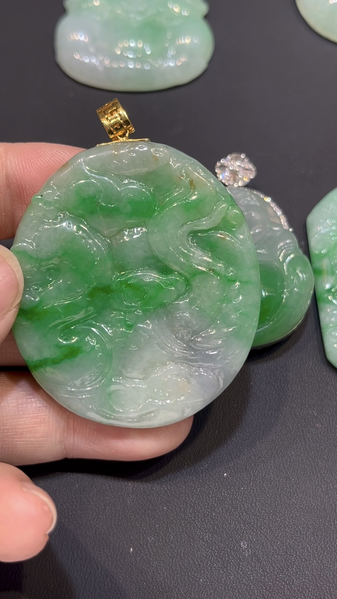 翡翠龍牌吊墜|陽綠玉料 × 龍形雕刻 × 18K黃金扣鑲嵌 × 男士氣場首選|翡翠推薦 #782 8 翡翠龍牌吊墜|陽綠玉料 × 龍形雕刻 × 18K黃金扣鑲嵌 × 男士氣場首選|翡翠推薦 #782 - Image 8