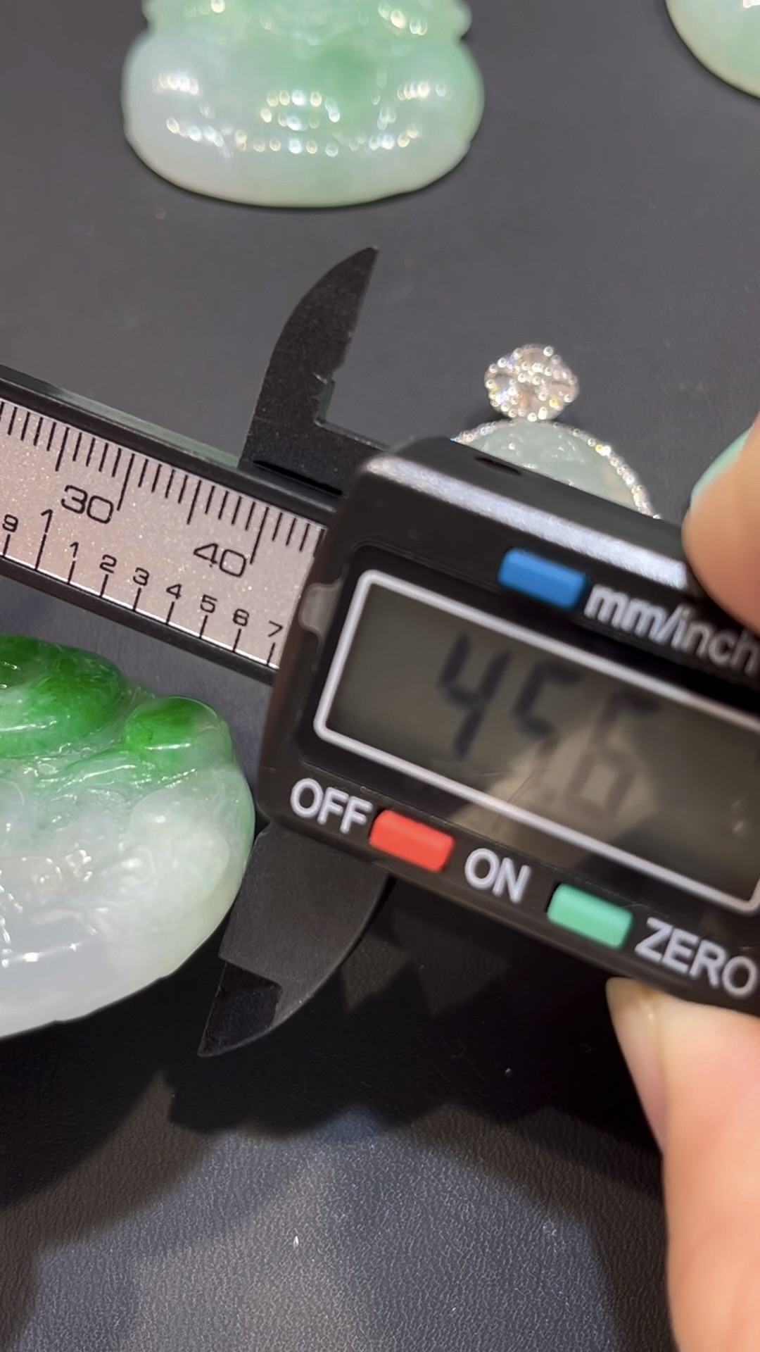 翡翠龍牌吊墜|陽綠玉料 × 龍形雕刻 × 18K黃金扣鑲嵌 × 男士氣場首選|翡翠推薦 #782 9 翡翠龍牌吊墜|陽綠玉料 × 龍形雕刻 × 18K黃金扣鑲嵌 × 男士氣場首選|翡翠推薦 #782 - Image 9