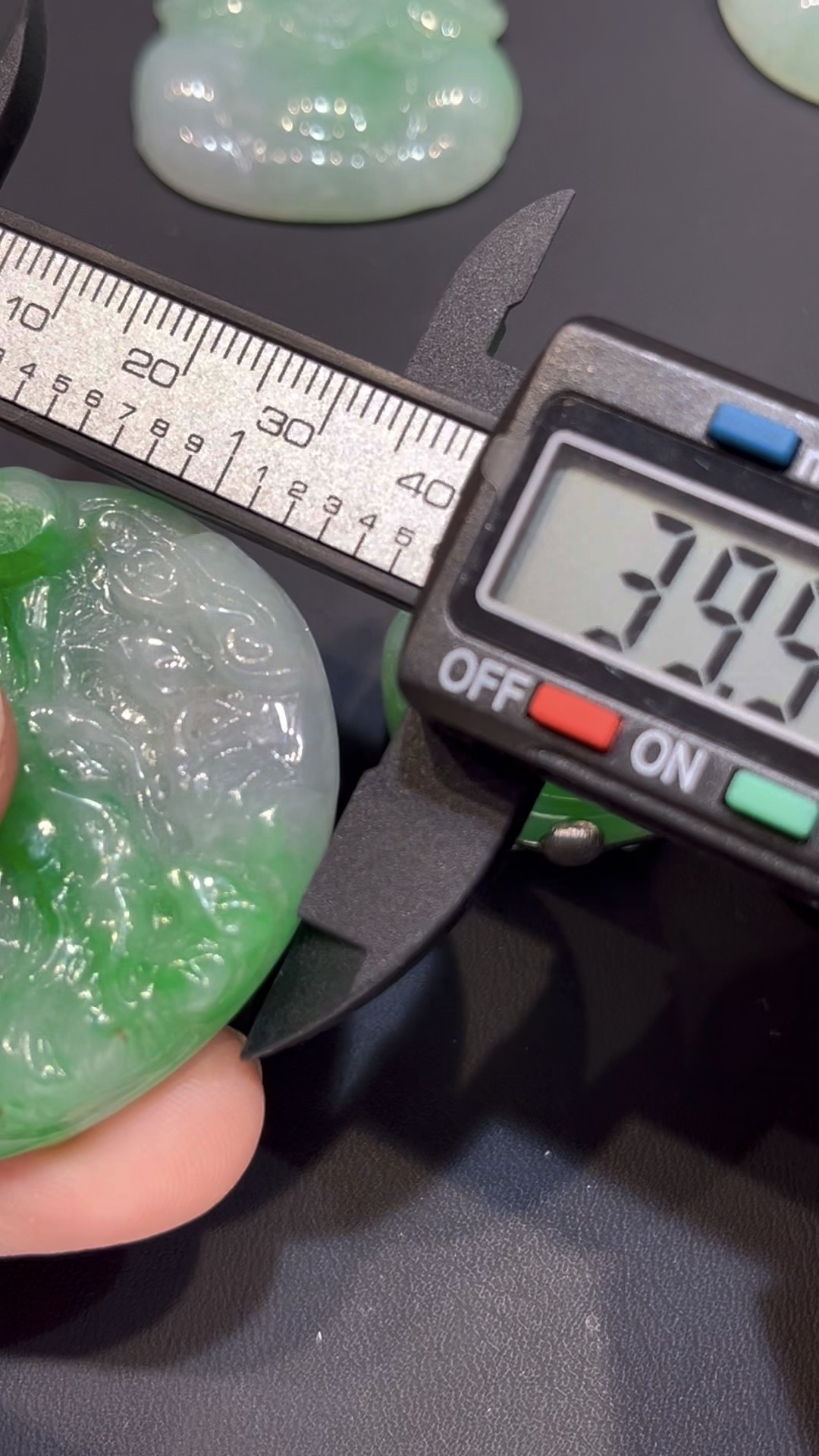 翡翠龍牌吊墜|陽綠玉料 × 龍形雕刻 × 18K黃金扣鑲嵌 × 男士氣場首選|翡翠推薦 #782 10 翡翠龍牌吊墜|陽綠玉料 × 龍形雕刻 × 18K黃金扣鑲嵌 × 男士氣場首選|翡翠推薦 #782 - Image 10