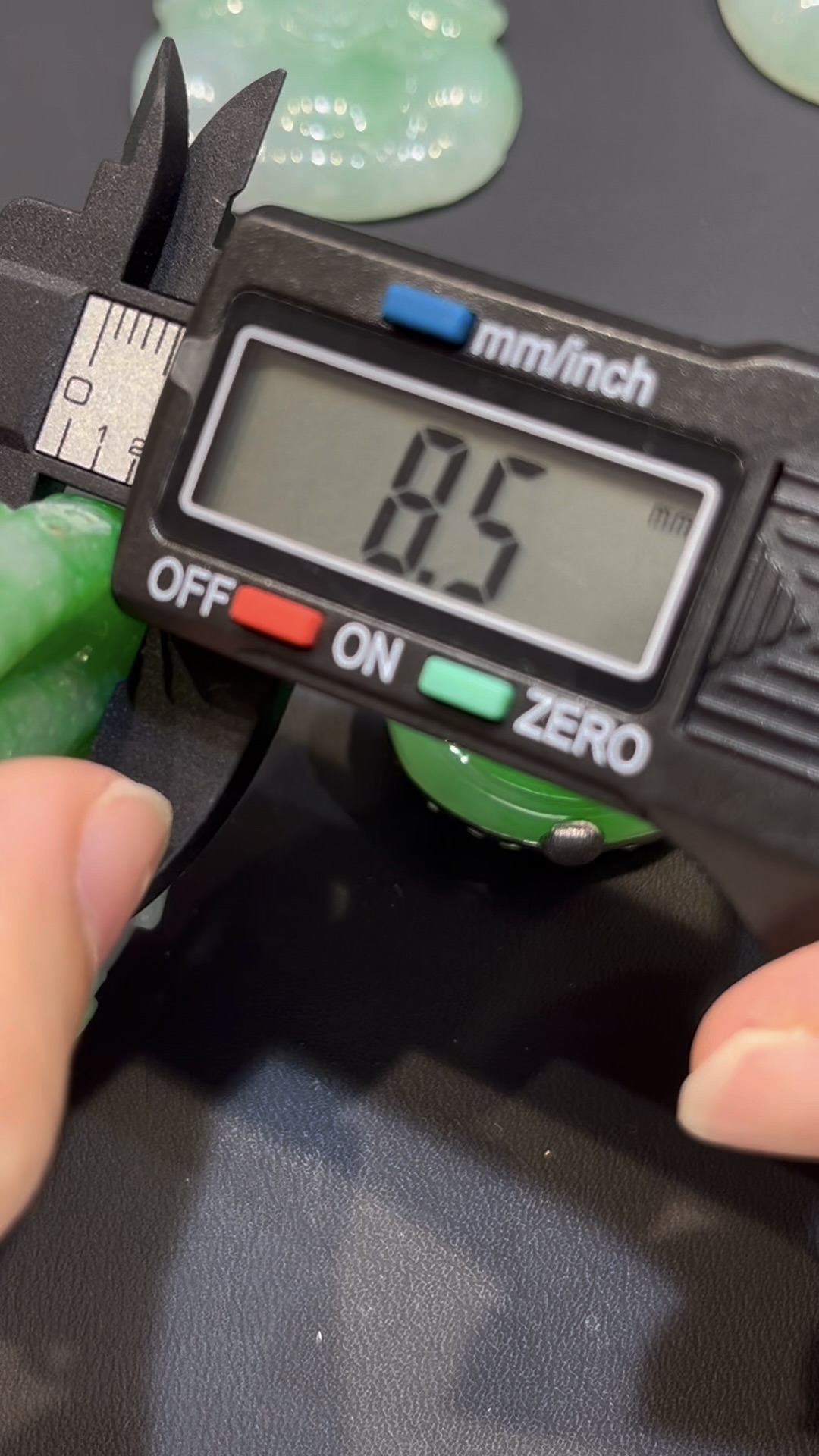 翡翠龍牌吊墜|陽綠玉料 × 龍形雕刻 × 18K黃金扣鑲嵌 × 男士氣場首選|翡翠推薦 #782 11 翡翠龍牌吊墜|陽綠玉料 × 龍形雕刻 × 18K黃金扣鑲嵌 × 男士氣場首選|翡翠推薦 #782 - Image 11