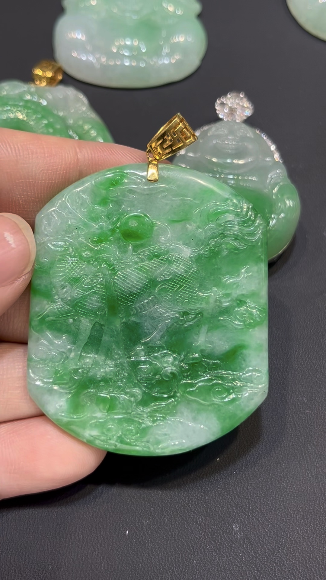 翡翠麒麟吊墜|陽綠玉料 × 吉祥瑞獸 × 18K金鑲嵌 × 守護收藏精品|翡翠推薦 #784 1 翡翠麒麟吊墜|陽綠玉料 × 吉祥瑞獸 × 18K金鑲嵌 × 守護收藏精品|翡翠推薦 #784