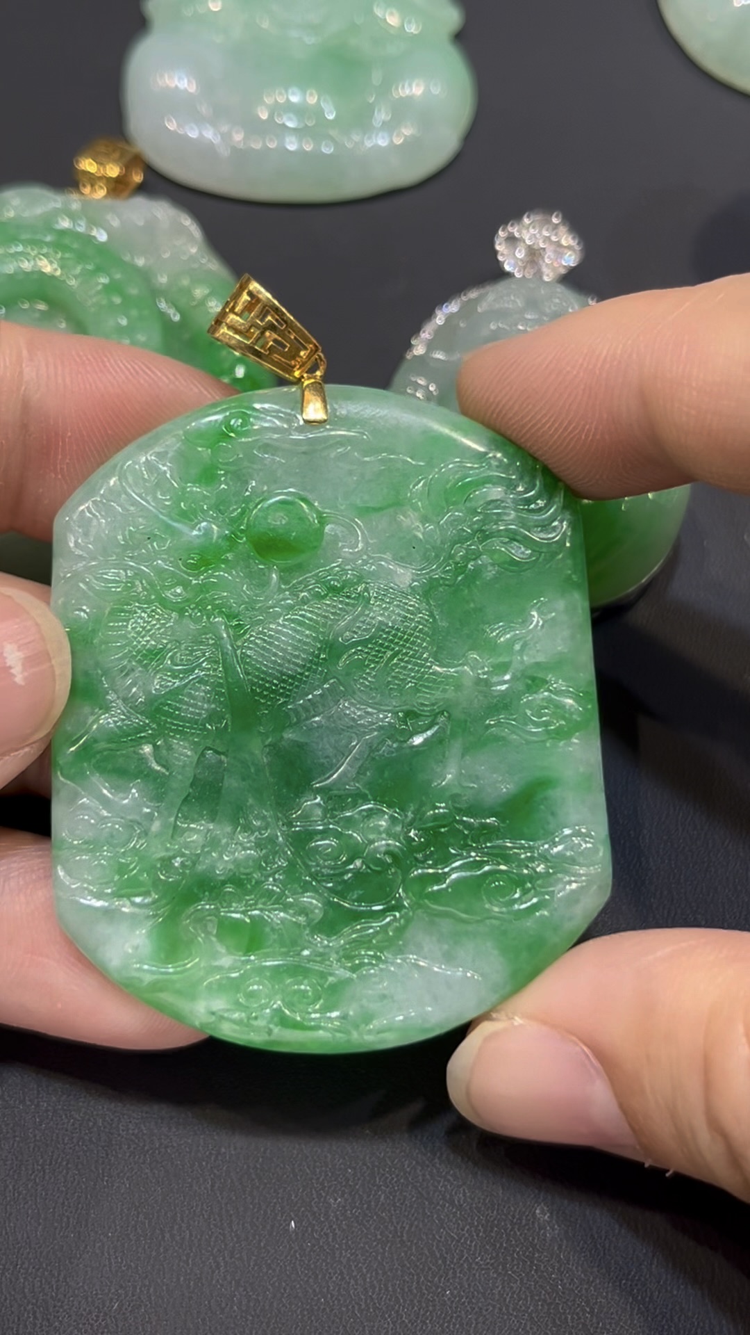 翡翠麒麟吊墜|陽綠玉料 × 吉祥瑞獸 × 18K金鑲嵌 × 守護收藏精品|翡翠推薦 #784 2 翡翠麒麟吊墜|陽綠玉料 × 吉祥瑞獸 × 18K金鑲嵌 × 守護收藏精品|翡翠推薦 #784 - Image 2