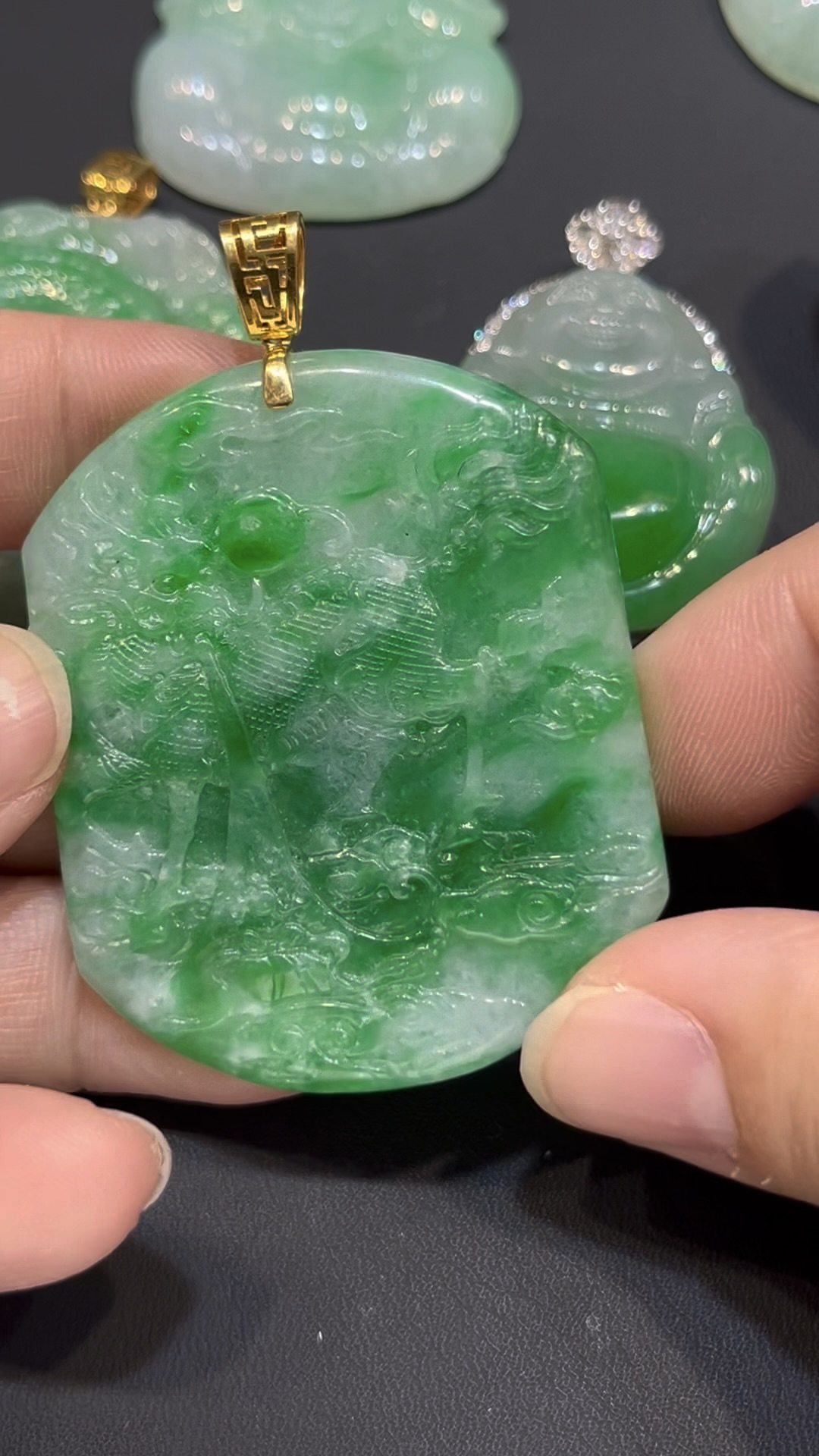 翡翠麒麟吊墜|陽綠玉料 × 吉祥瑞獸 × 18K金鑲嵌 × 守護收藏精品|翡翠推薦 #784 3 翡翠麒麟吊墜|陽綠玉料 × 吉祥瑞獸 × 18K金鑲嵌 × 守護收藏精品|翡翠推薦 #784 - Image 3
