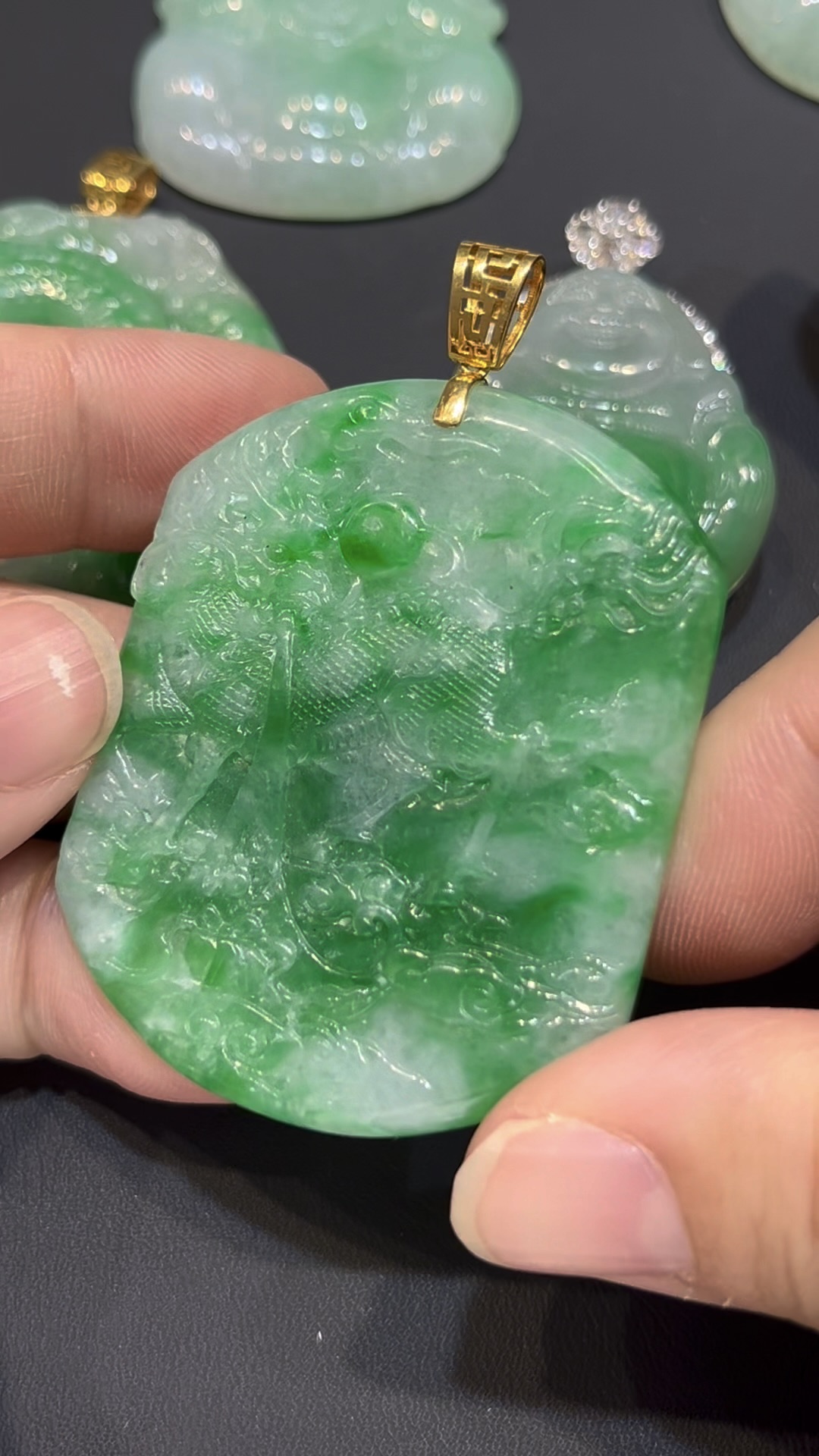 翡翠麒麟吊墜|陽綠玉料 × 吉祥瑞獸 × 18K金鑲嵌 × 守護收藏精品|翡翠推薦 #784 4 翡翠麒麟吊墜|陽綠玉料 × 吉祥瑞獸 × 18K金鑲嵌 × 守護收藏精品|翡翠推薦 #784 - Image 4