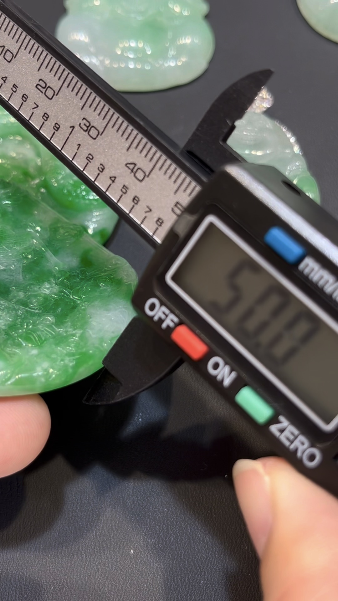 翡翠麒麟吊墜|陽綠玉料 × 吉祥瑞獸 × 18K金鑲嵌 × 守護收藏精品|翡翠推薦 #784 7 翡翠麒麟吊墜|陽綠玉料 × 吉祥瑞獸 × 18K金鑲嵌 × 守護收藏精品|翡翠推薦 #784 - Image 7