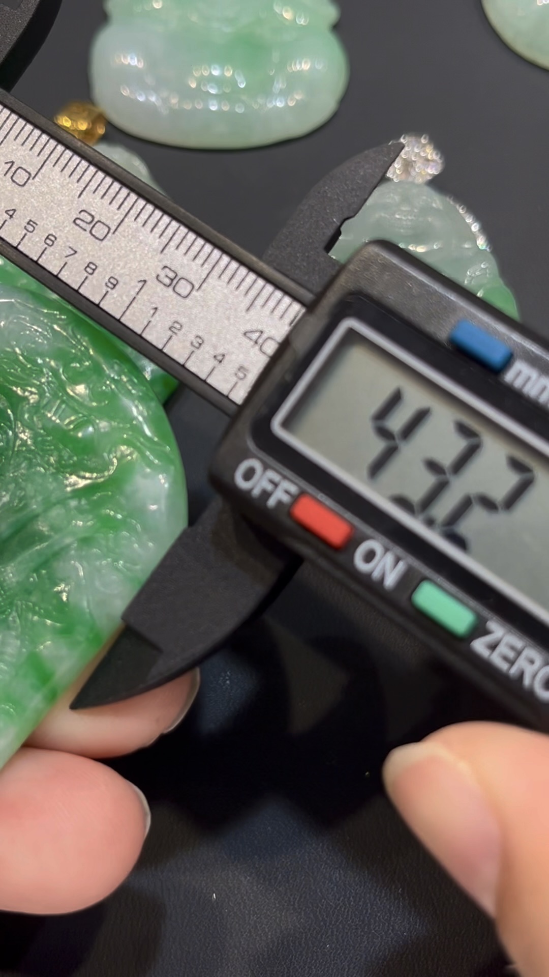 翡翠麒麟吊墜|陽綠玉料 × 吉祥瑞獸 × 18K金鑲嵌 × 守護收藏精品|翡翠推薦 #784 8 翡翠麒麟吊墜|陽綠玉料 × 吉祥瑞獸 × 18K金鑲嵌 × 守護收藏精品|翡翠推薦 #784 - Image 8