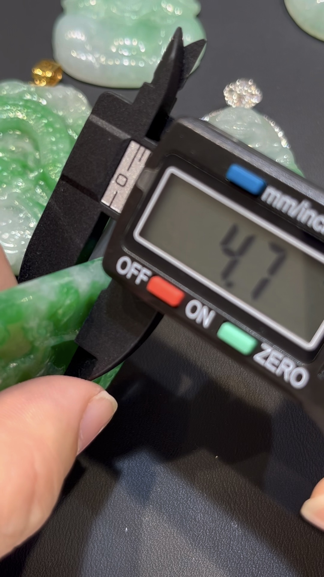 翡翠麒麟吊墜|陽綠玉料 × 吉祥瑞獸 × 18K金鑲嵌 × 守護收藏精品|翡翠推薦 #784 9 翡翠麒麟吊墜|陽綠玉料 × 吉祥瑞獸 × 18K金鑲嵌 × 守護收藏精品|翡翠推薦 #784 - Image 9