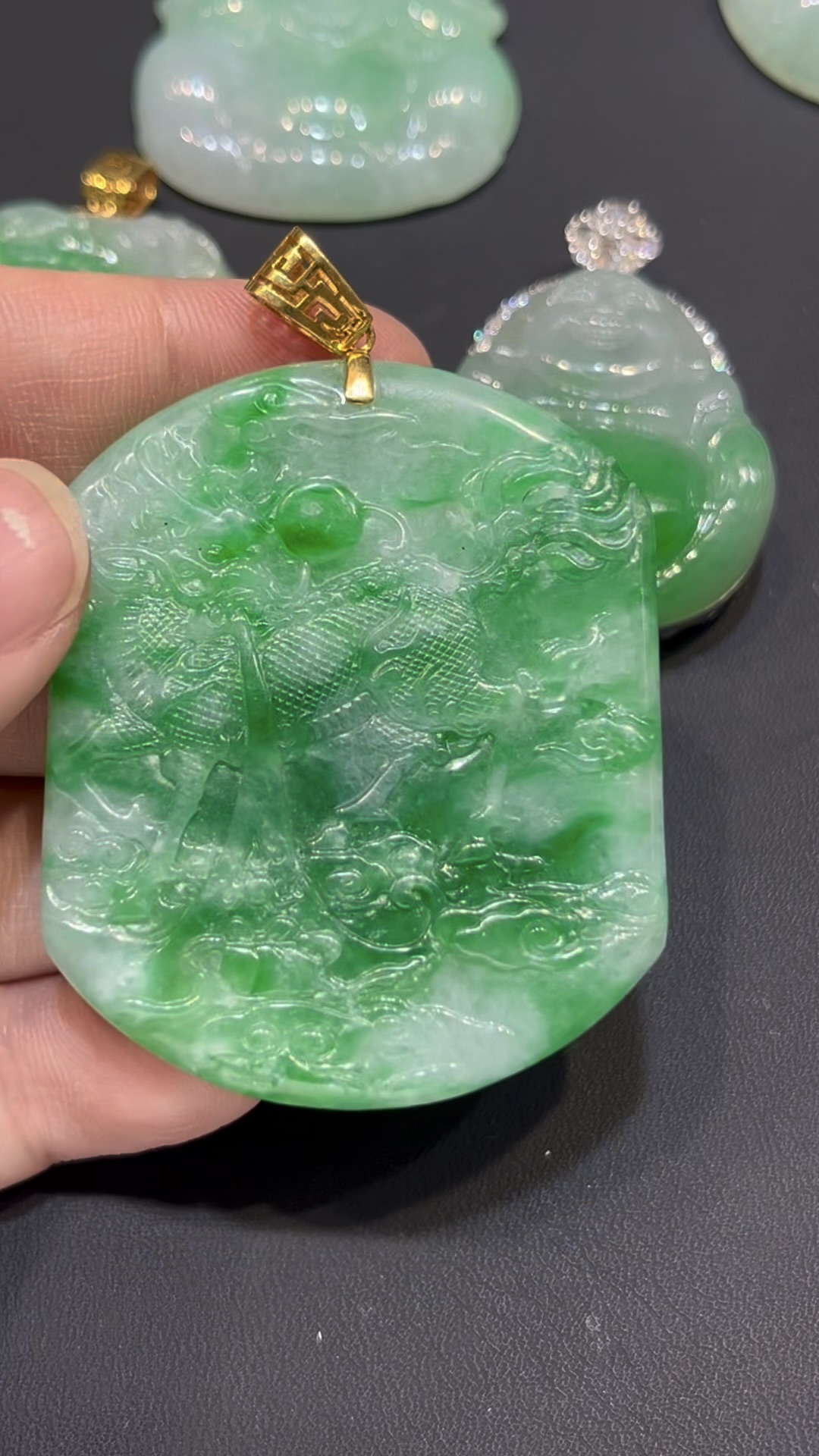 翡翠麒麟吊墜|陽綠玉料 × 吉祥瑞獸 × 18K金鑲嵌 × 守護收藏精品|翡翠推薦 #784 10 翡翠麒麟吊墜|陽綠玉料 × 吉祥瑞獸 × 18K金鑲嵌 × 守護收藏精品|翡翠推薦 #784 - Image 10