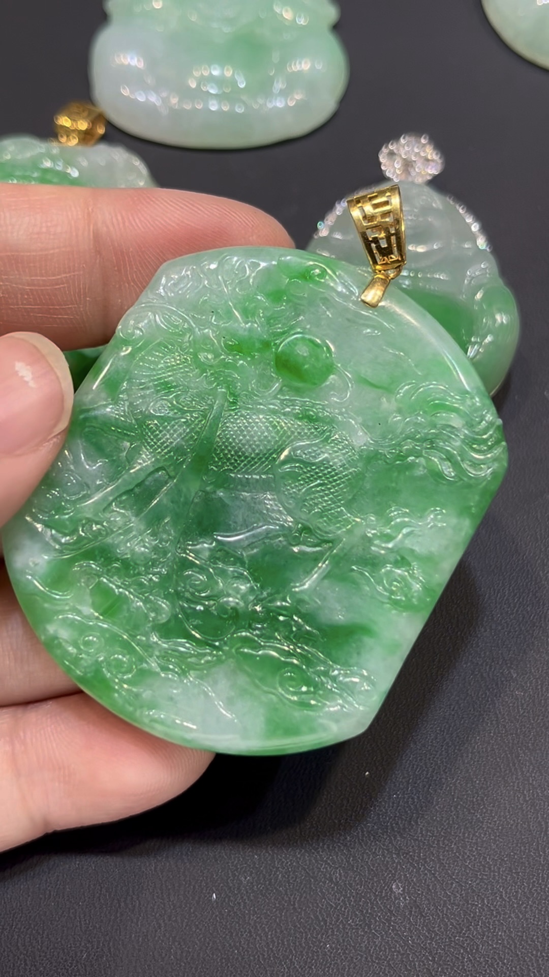 翡翠麒麟吊墜|陽綠玉料 × 吉祥瑞獸 × 18K金鑲嵌 × 守護收藏精品|翡翠推薦 #784 11 翡翠麒麟吊墜|陽綠玉料 × 吉祥瑞獸 × 18K金鑲嵌 × 守護收藏精品|翡翠推薦 #784 - Image 11