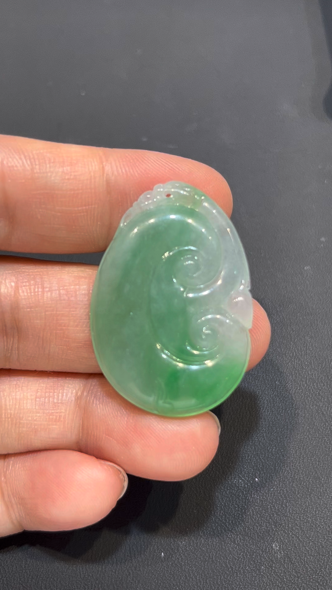 翡翠如意吊墜|芙蓉種 × 淺綠色澤 × 種地細膩 × 吉祥如意典藏|翡翠推薦 #785 2 翡翠如意吊墜|芙蓉種 × 淺綠色澤 × 種地細膩 × 吉祥如意典藏|翡翠推薦 #785 - Image 2