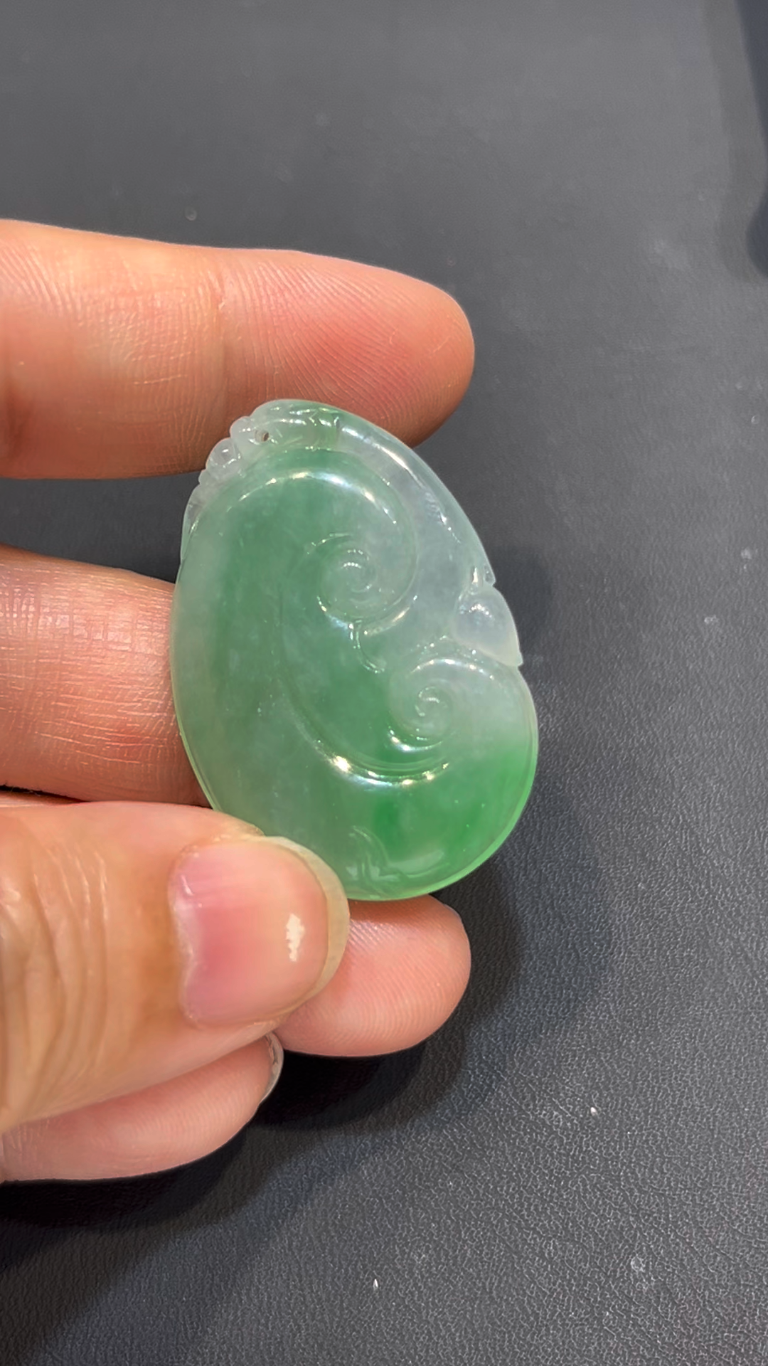 翡翠如意吊墜|芙蓉種 × 淺綠色澤 × 種地細膩 × 吉祥如意典藏|翡翠推薦 #785 3 翡翠如意吊墜|芙蓉種 × 淺綠色澤 × 種地細膩 × 吉祥如意典藏|翡翠推薦 #785 - Image 3