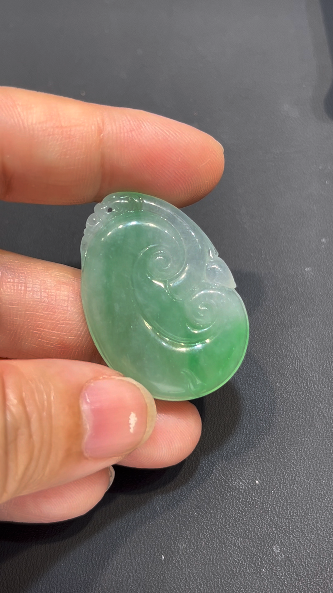 翡翠如意吊墜|芙蓉種 × 淺綠色澤 × 種地細膩 × 吉祥如意典藏|翡翠推薦 #785 4 翡翠如意吊墜|芙蓉種 × 淺綠色澤 × 種地細膩 × 吉祥如意典藏|翡翠推薦 #785 - Image 4