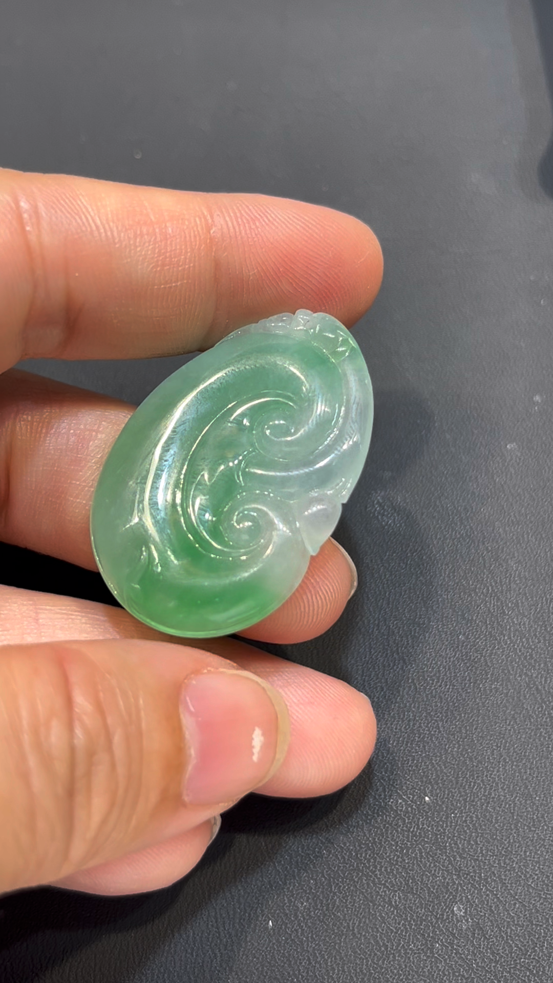 翡翠如意吊墜|芙蓉種 × 淺綠色澤 × 種地細膩 × 吉祥如意典藏|翡翠推薦 #785 5 翡翠如意吊墜|芙蓉種 × 淺綠色澤 × 種地細膩 × 吉祥如意典藏|翡翠推薦 #785 - Image 5