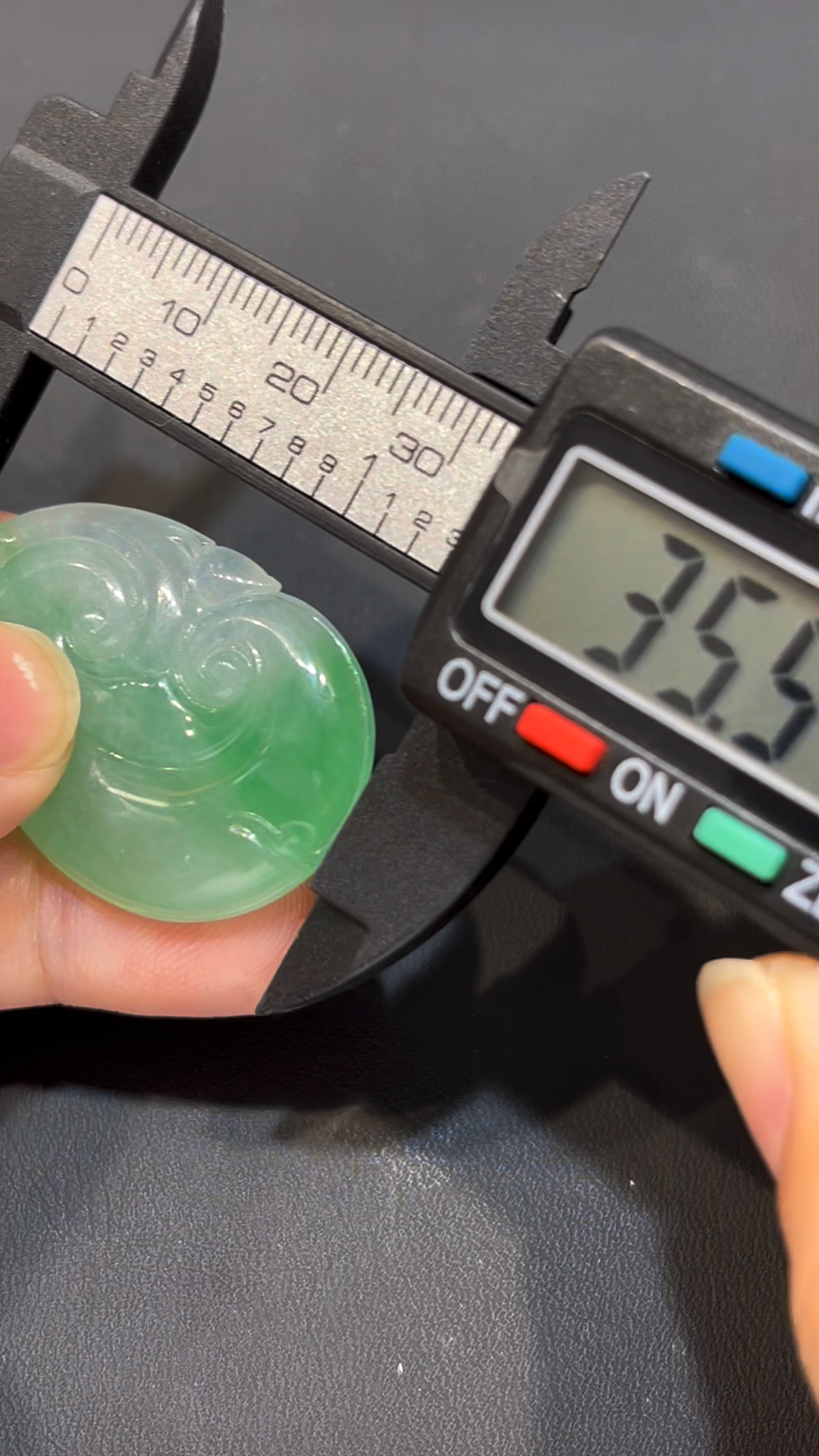 翡翠如意吊墜|芙蓉種 × 淺綠色澤 × 種地細膩 × 吉祥如意典藏|翡翠推薦 #785 6 翡翠如意吊墜|芙蓉種 × 淺綠色澤 × 種地細膩 × 吉祥如意典藏|翡翠推薦 #785 - Image 6