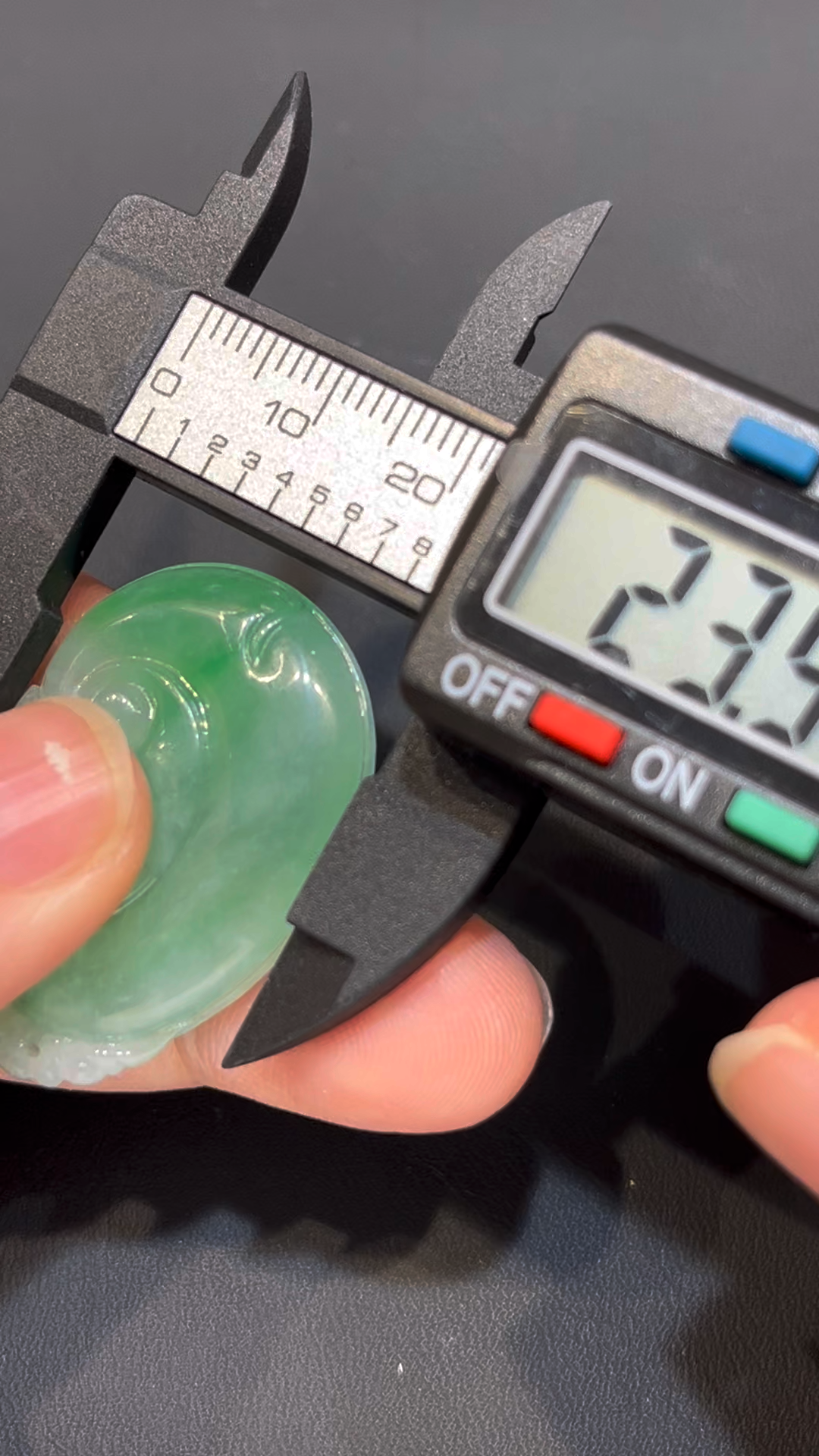 翡翠如意吊墜|芙蓉種 × 淺綠色澤 × 種地細膩 × 吉祥如意典藏|翡翠推薦 #785 7 翡翠如意吊墜|芙蓉種 × 淺綠色澤 × 種地細膩 × 吉祥如意典藏|翡翠推薦 #785 - Image 7