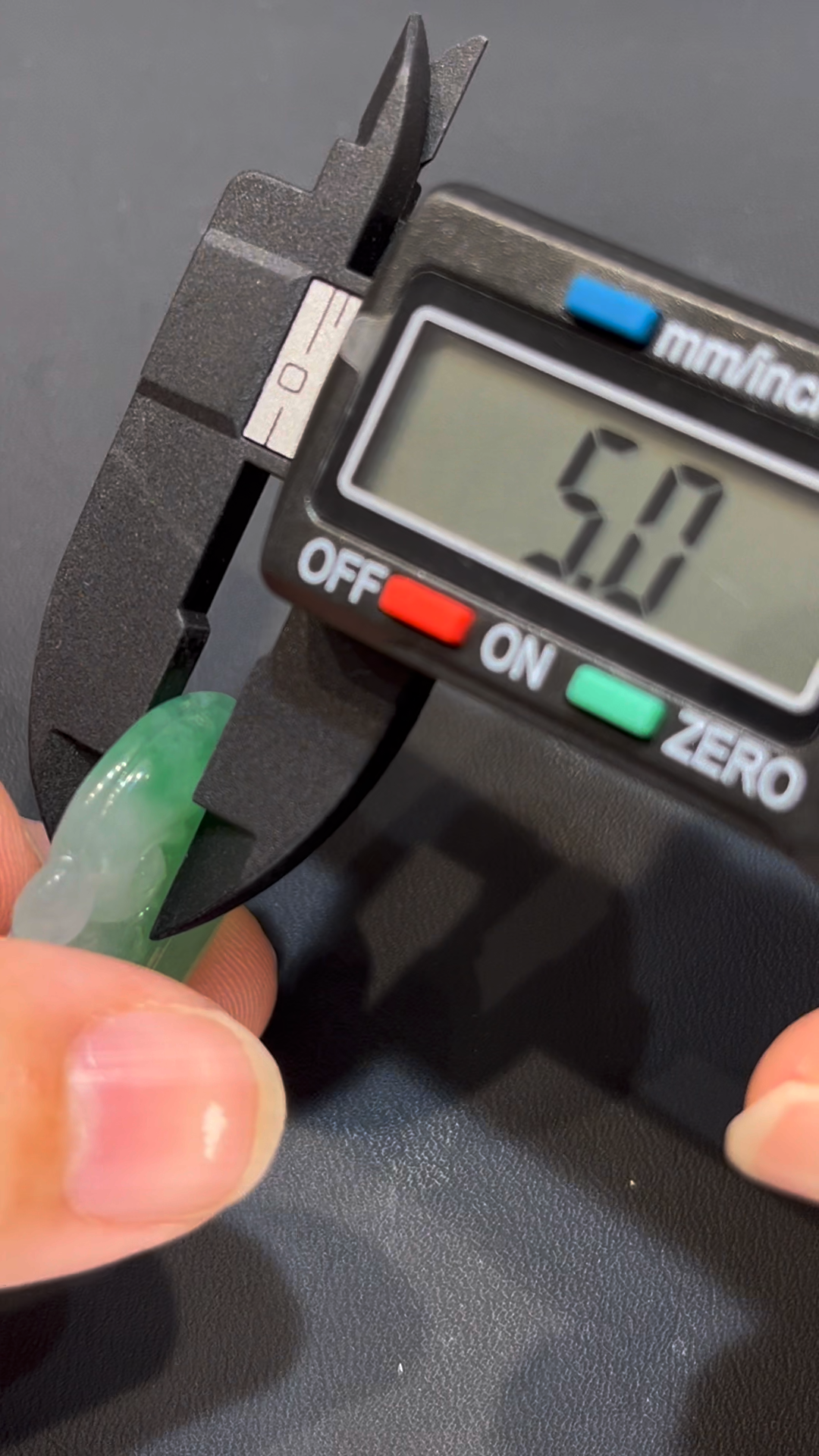 翡翠如意吊墜|芙蓉種 × 淺綠色澤 × 種地細膩 × 吉祥如意典藏|翡翠推薦 #785 8 翡翠如意吊墜|芙蓉種 × 淺綠色澤 × 種地細膩 × 吉祥如意典藏|翡翠推薦 #785 - Image 8