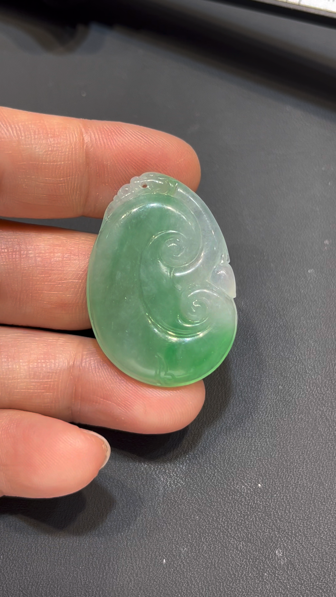 翡翠如意吊墜|芙蓉種 × 淺綠色澤 × 種地細膩 × 吉祥如意典藏|翡翠推薦 #785 1 翡翠如意吊墜|芙蓉種 × 淺綠色澤 × 種地細膩 × 吉祥如意典藏|翡翠推薦 #785