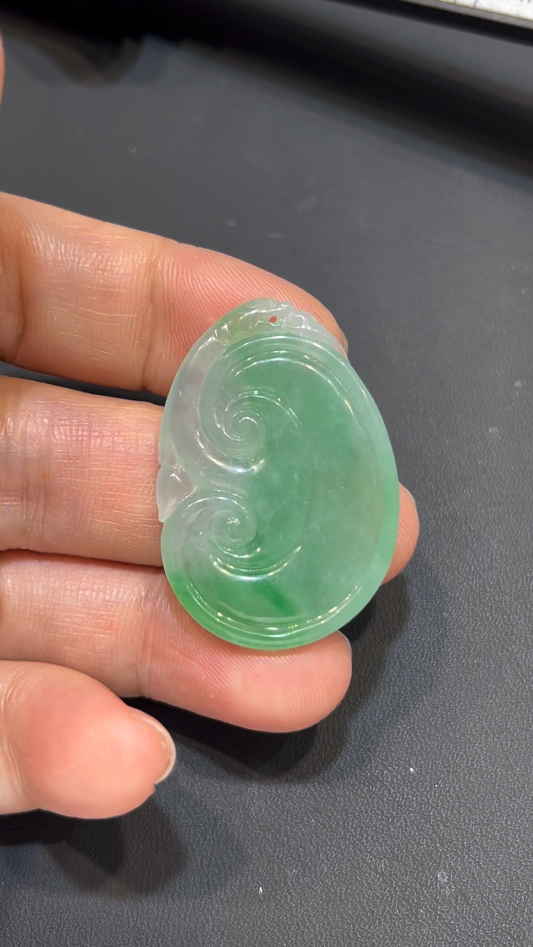 翡翠如意吊墜|芙蓉種 × 淺綠色澤 × 種地細膩 × 吉祥如意典藏|翡翠推薦 #785 9 翡翠如意吊墜|芙蓉種 × 淺綠色澤 × 種地細膩 × 吉祥如意典藏|翡翠推薦 #785 - Image 9