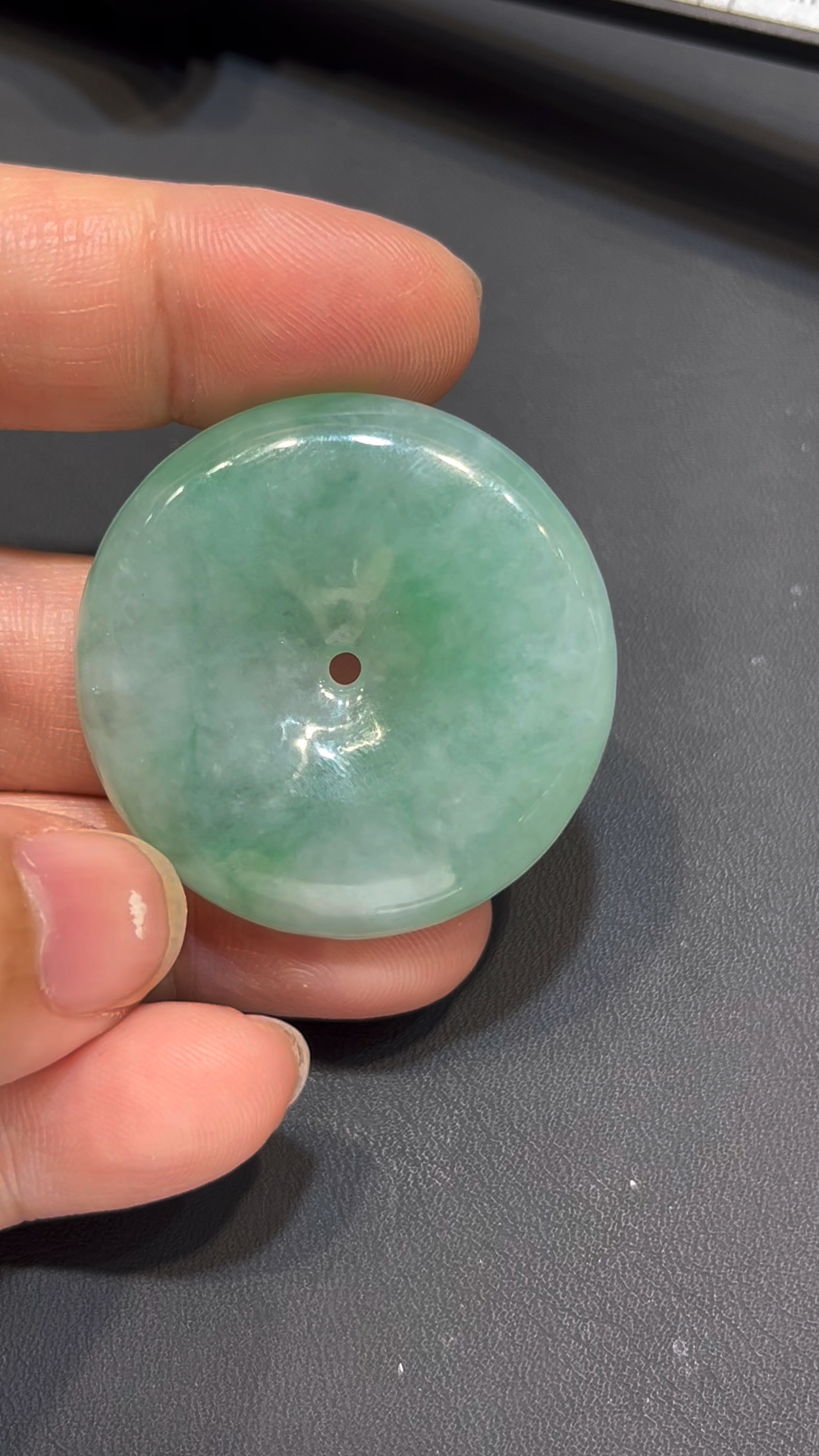 翡翠大平安扣|淺綠色澤 × 圓潤飽滿造型 × 經典守護寓意 × 翡翠推薦 #786 1 翡翠大平安扣|淺綠色澤 × 圓潤飽滿造型 × 經典守護寓意 × 翡翠推薦 #786