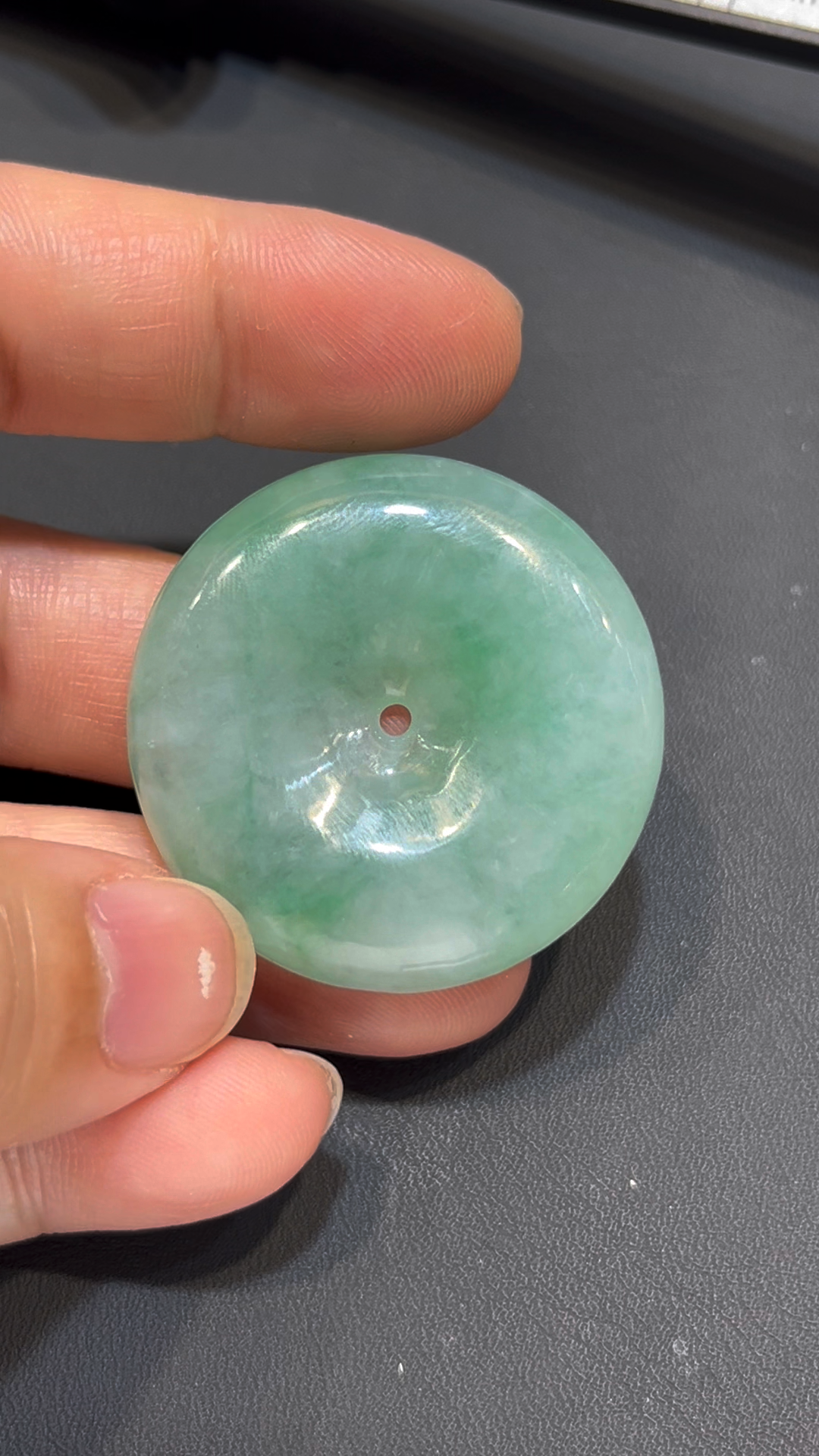 翡翠大平安扣|淺綠色澤 × 圓潤飽滿造型 × 經典守護寓意 × 翡翠推薦 #786 2 翡翠大平安扣|淺綠色澤 × 圓潤飽滿造型 × 經典守護寓意 × 翡翠推薦 #786 - Image 2